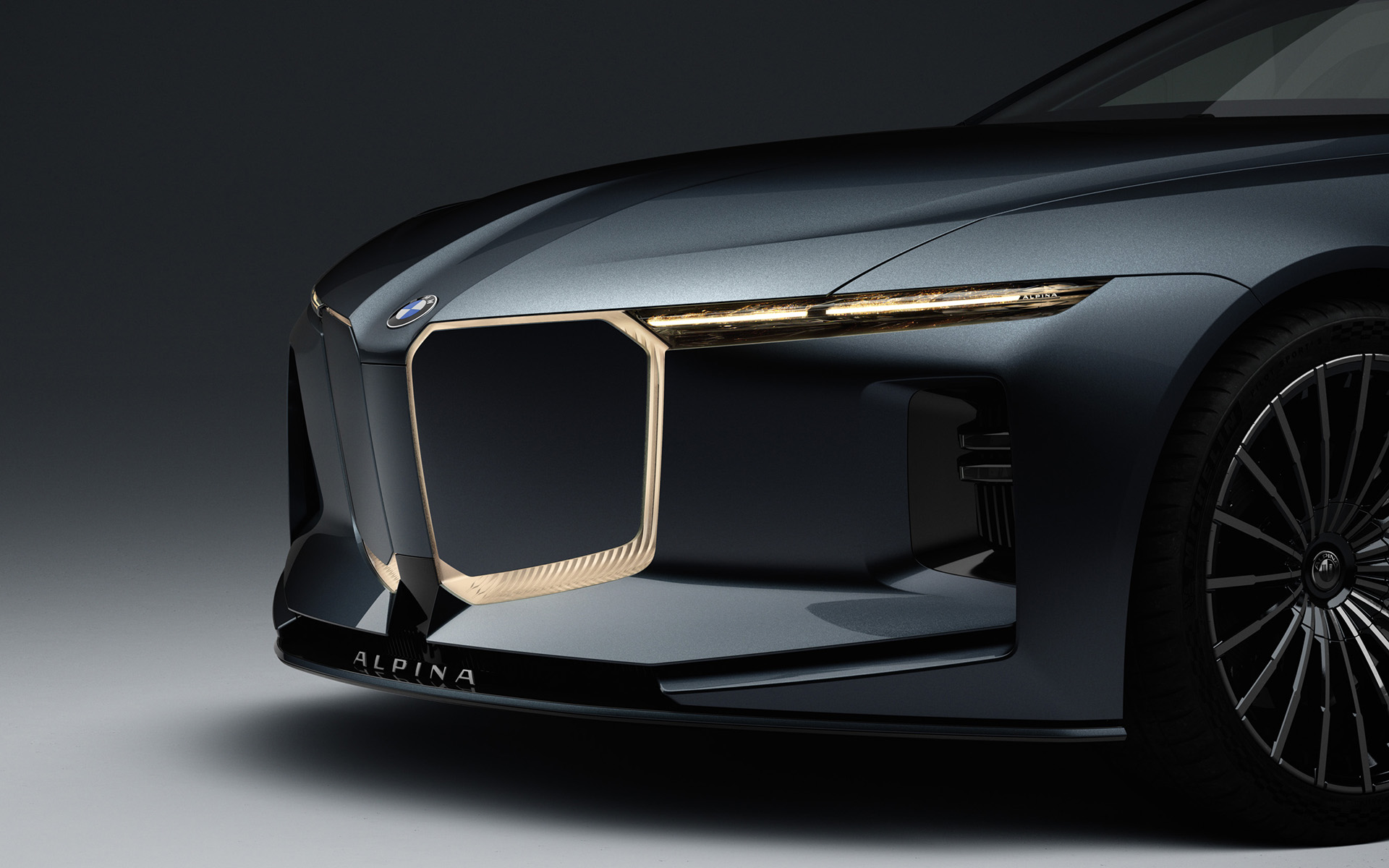 LEDのキドニーとともに「ALPINA」の文字が印象的なフロントまわり。リアの中央にはBMWとALPINAのバッヂが備わる