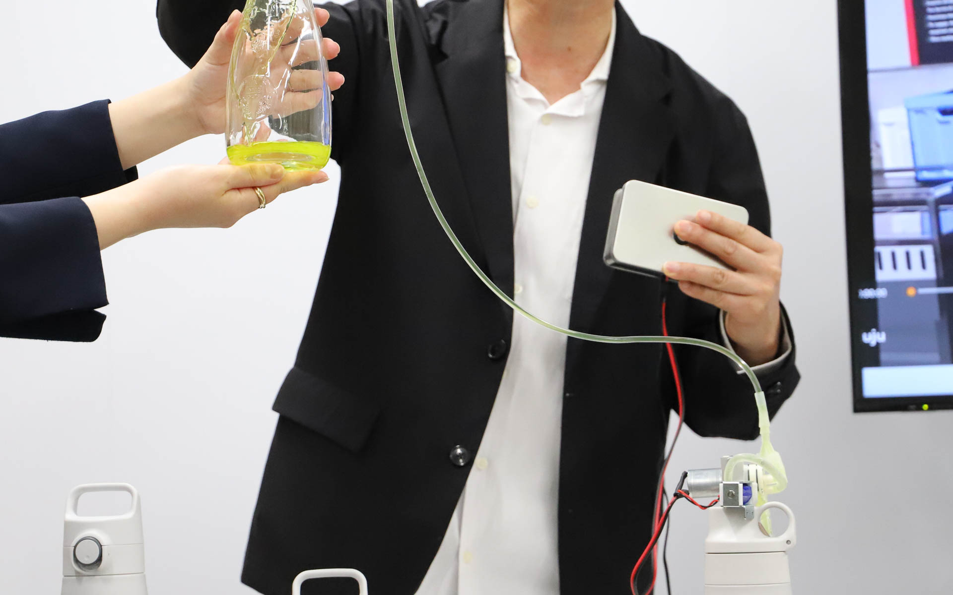 ボタンを押すとドリンクがチューブに送られ、ボタンを離すとチューブ内のドリンクがボトルに戻っていく