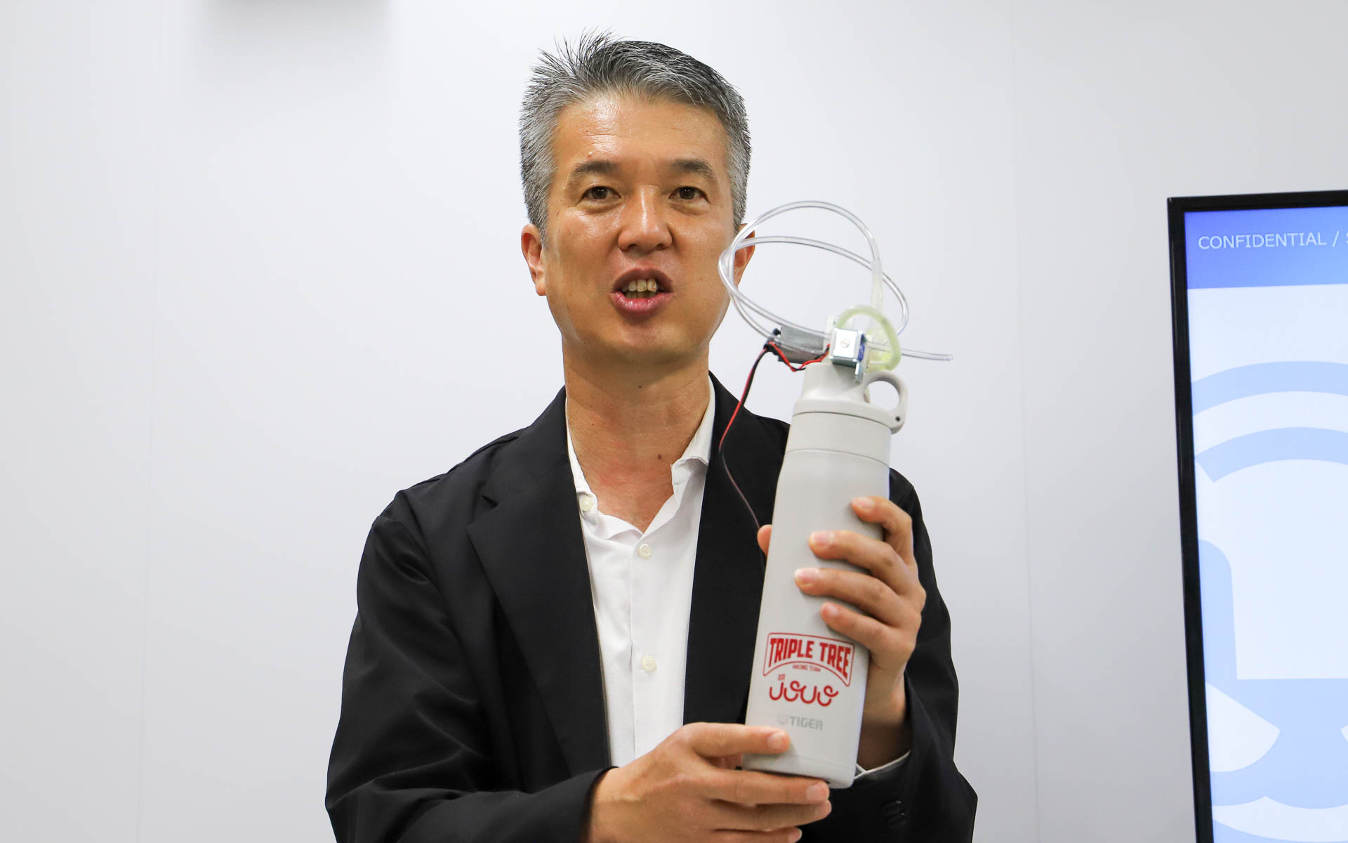 Cool-Flowシステム搭載ボトルを手に説明する村田氏