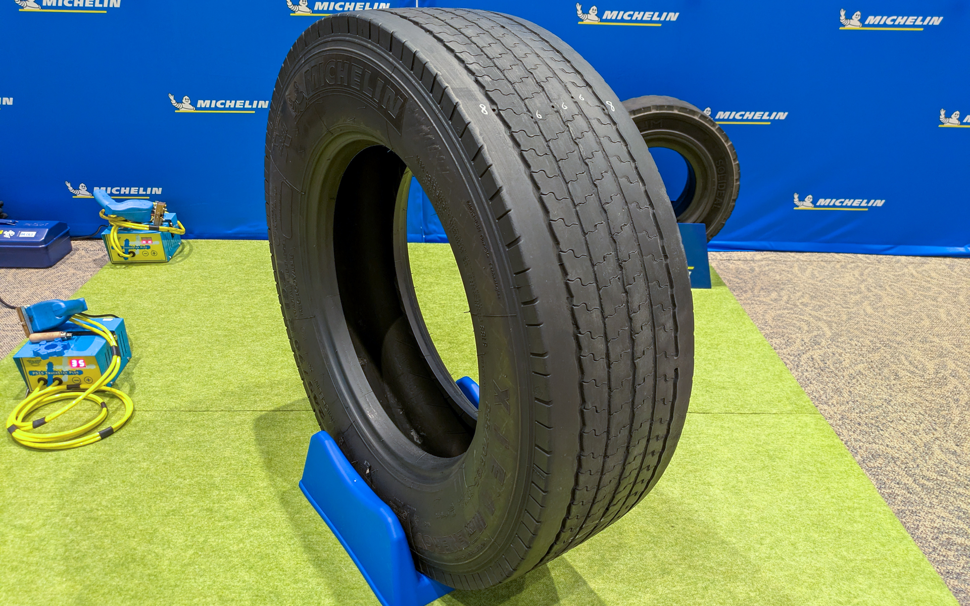 タイヤはトラック用でサイズは245/70R19.5。リグルーブは専用の工具を使用。電気で熱を発生させてタイヤの表面を彫っていく