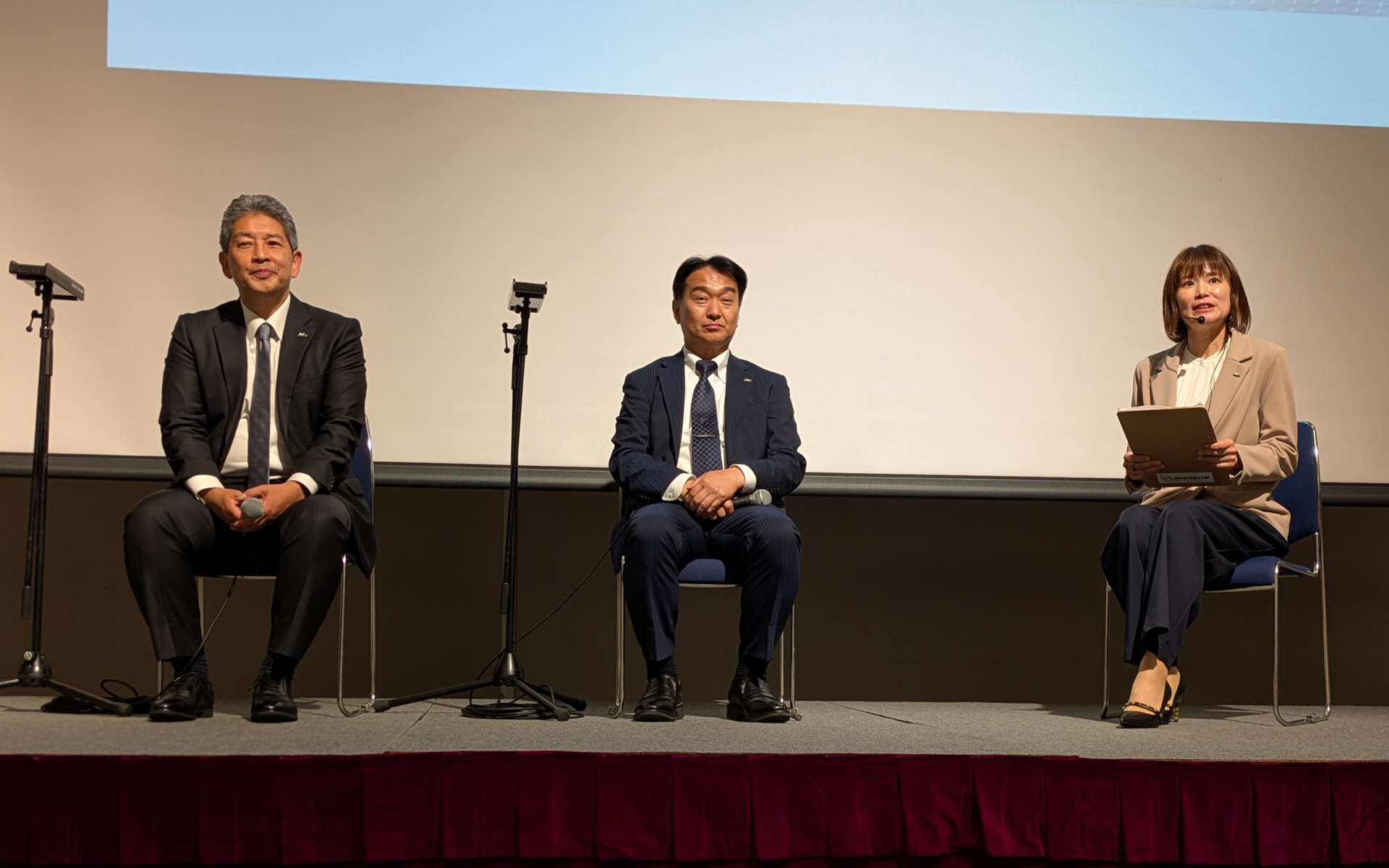左から日本ミシュランタイヤ株式会社 B2B事業部 常務執行役員 田中禎浩氏、フジホールディングス株式会社およびフジトランスポート株式会社 代表取締役 松岡弘晃氏、日本ミシュランタイヤ株式会社 執行役員 乗用車商用車事業部 マーケティング部ディレクター 梶恵子氏