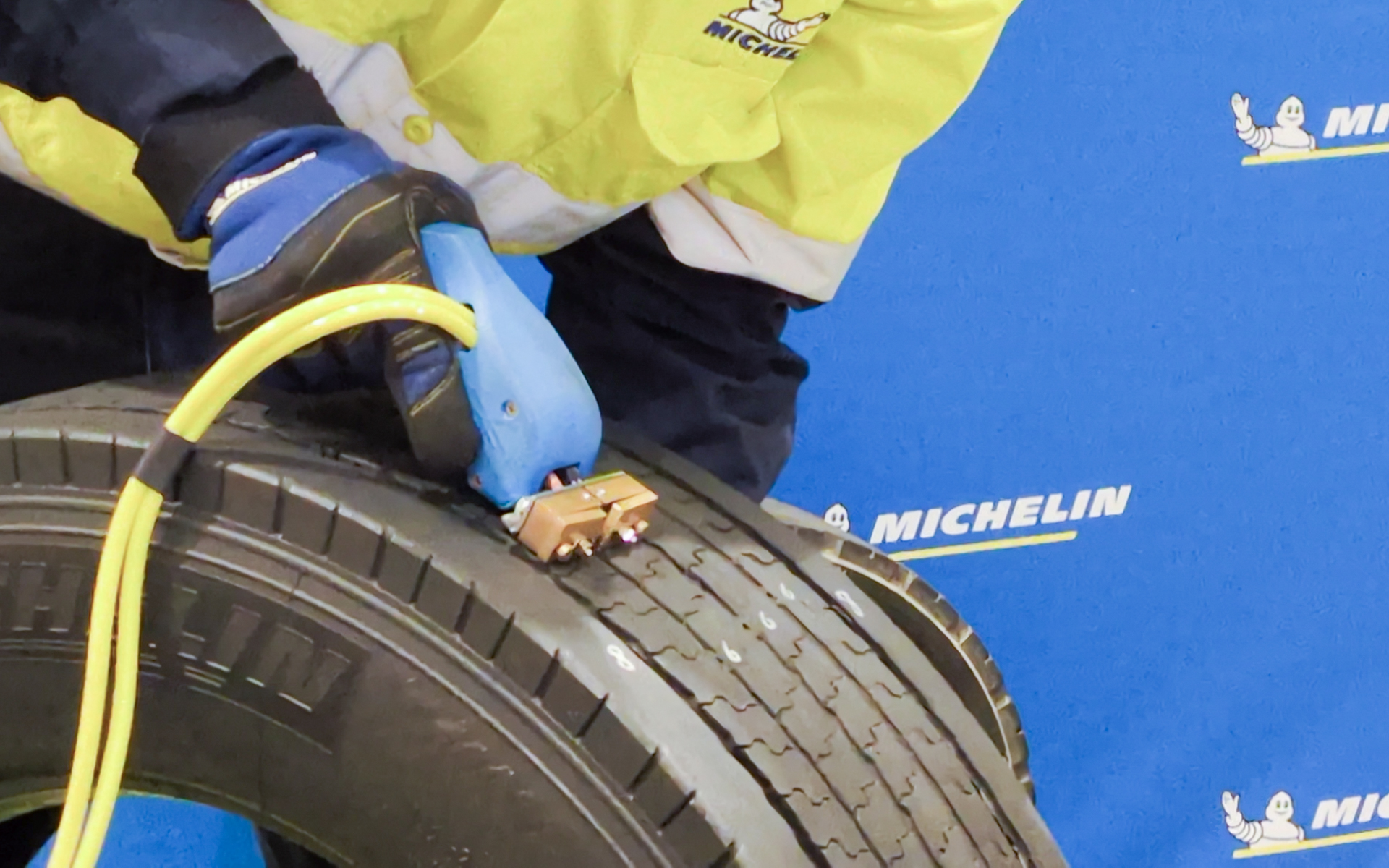 タイヤはトラック用でサイズは245/70R19.5。リグルーブは専用の工具を使用。電気で熱を発生させてタイヤの表面を彫っていく