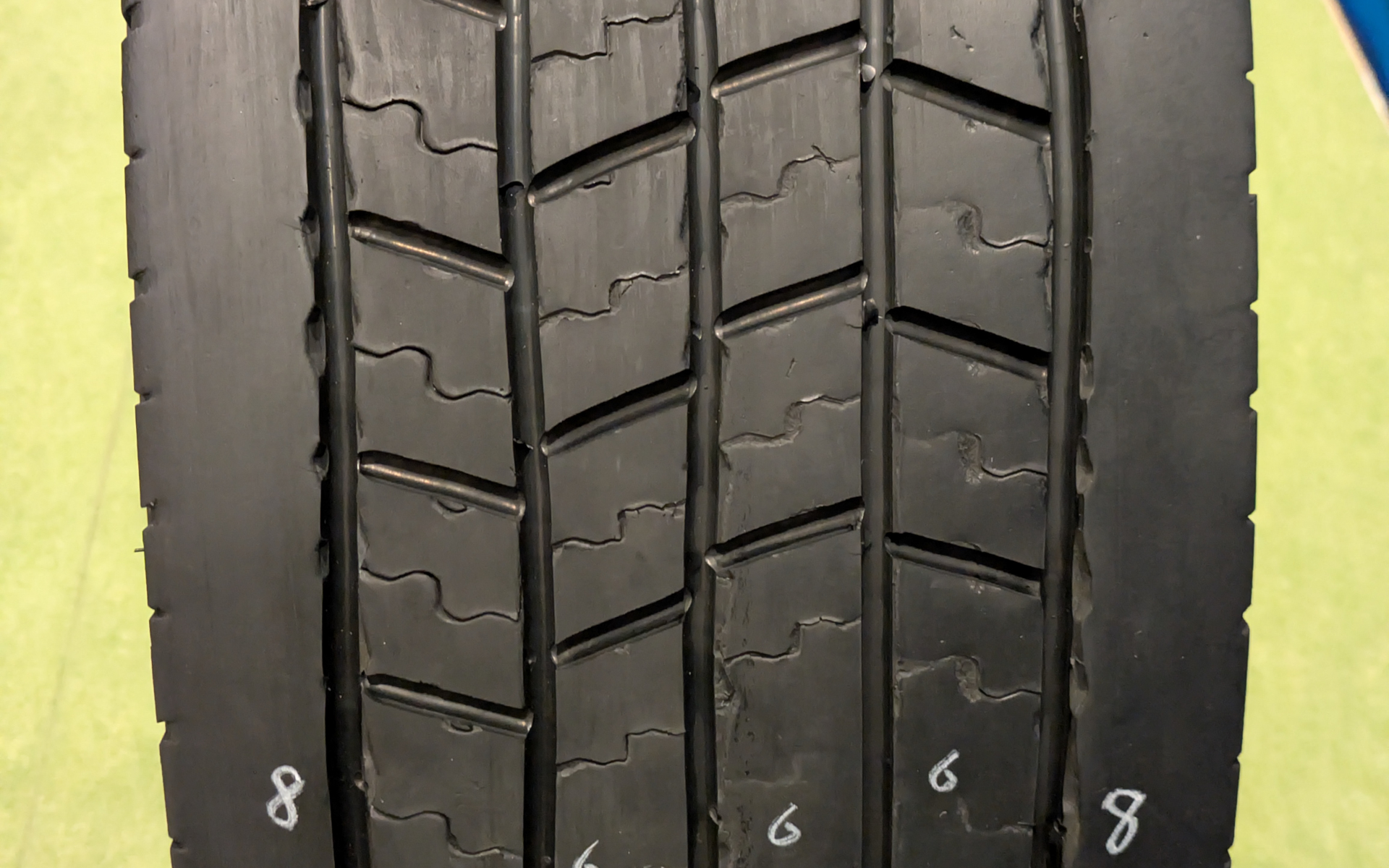 実際にリグルーブしたタイヤのトレッド