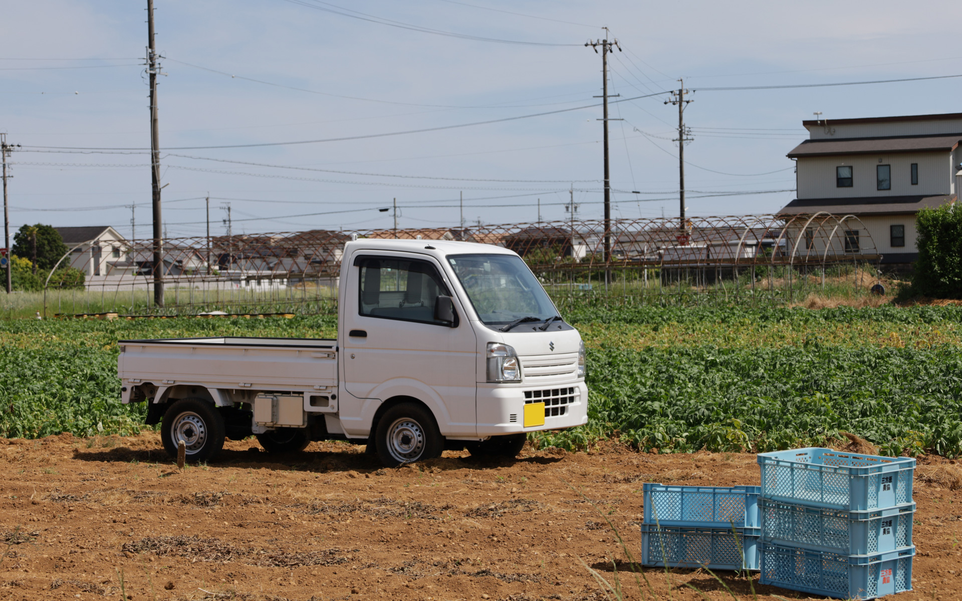 ふかふかの畑でもスタックせずに走破、収穫物の近くにクルマを持っていくことができる