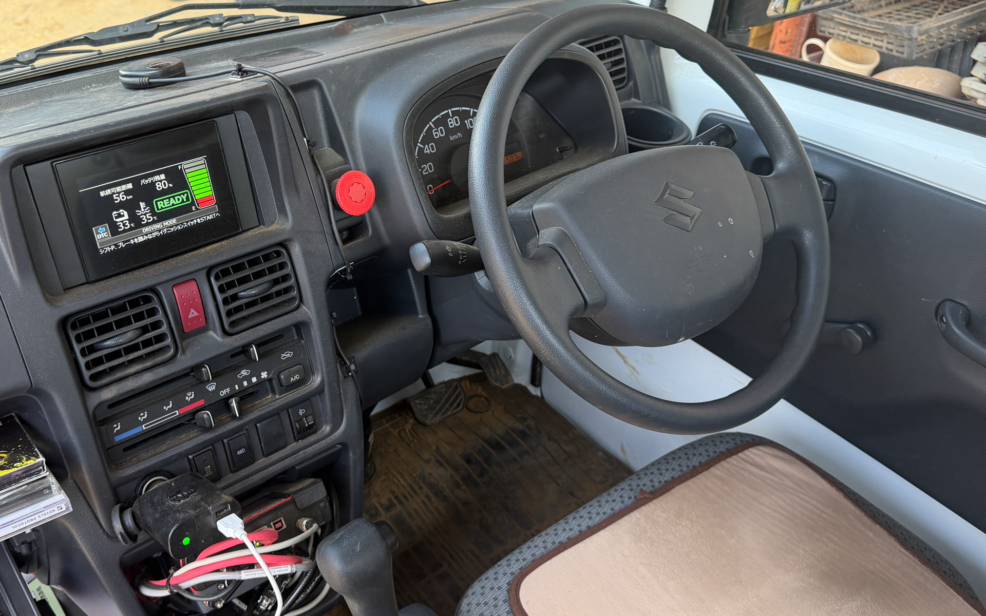 BEV軽トラックの運転席