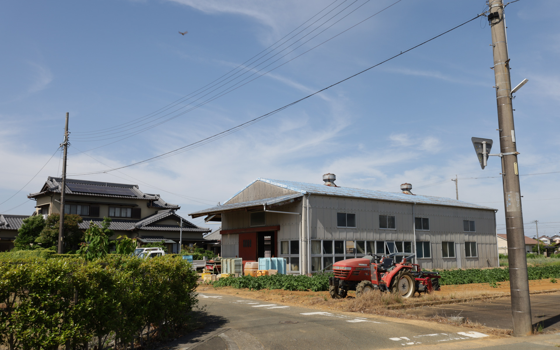 取材に訪れた本間さん宅では「いまは2人で農作業を切り盛りしている」とのことで、人手不足を補うためにヤマハの散布用ドローンを導入するなどハイテク活用も進んでいるという