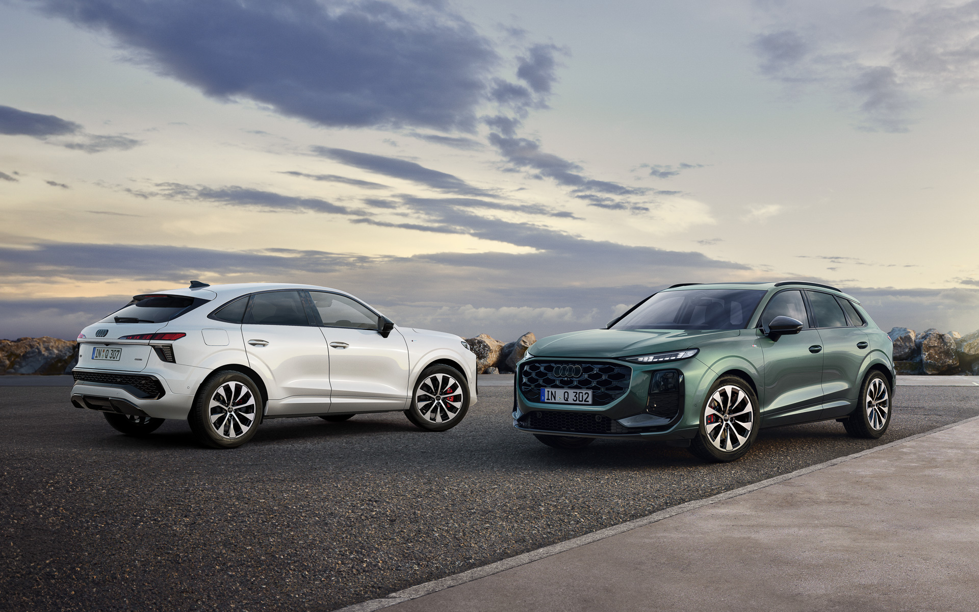 新型Q3（右）とQ3 スポーツバック（左）
