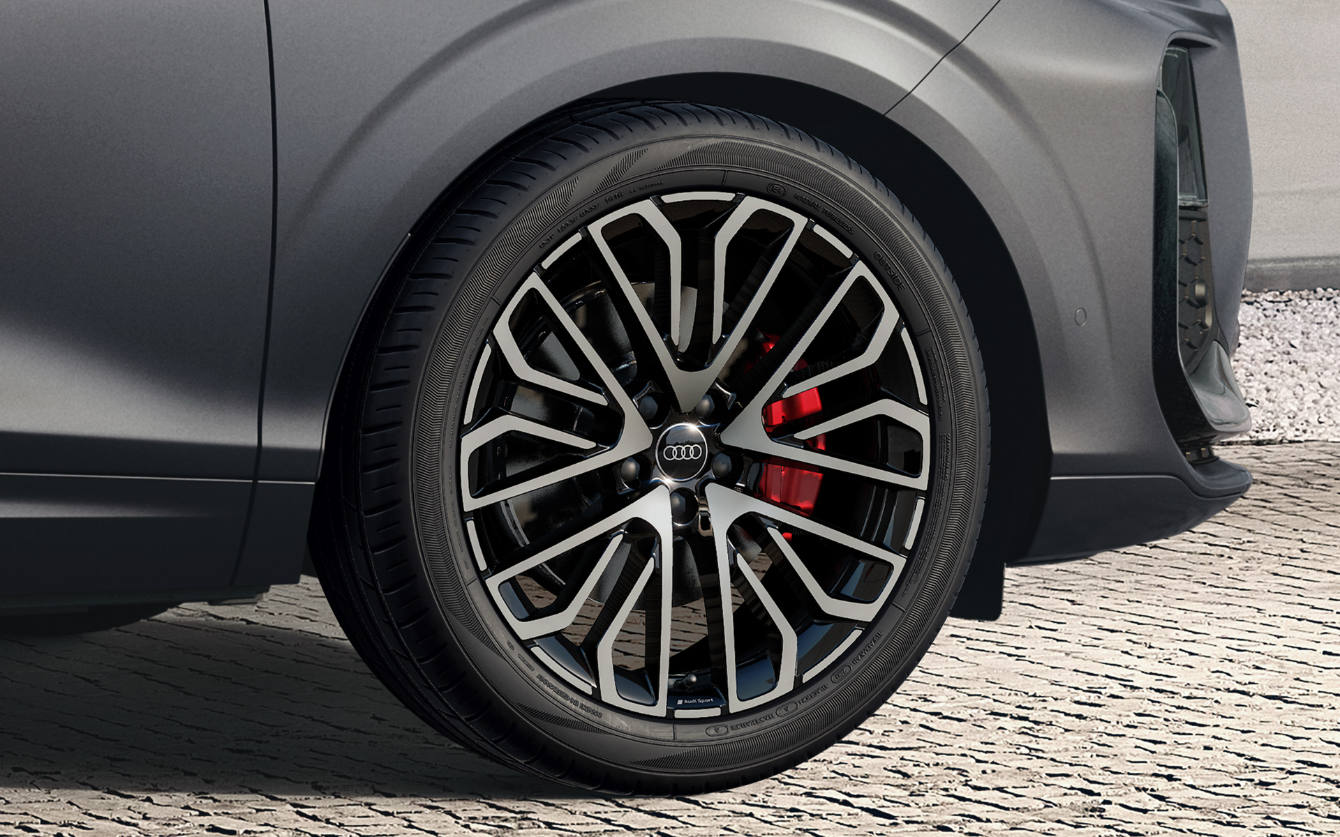 「Q3 スポーツバック matte edition」は200台限定で用意され、純正マットペイント、マデイラブラウンマットを採用