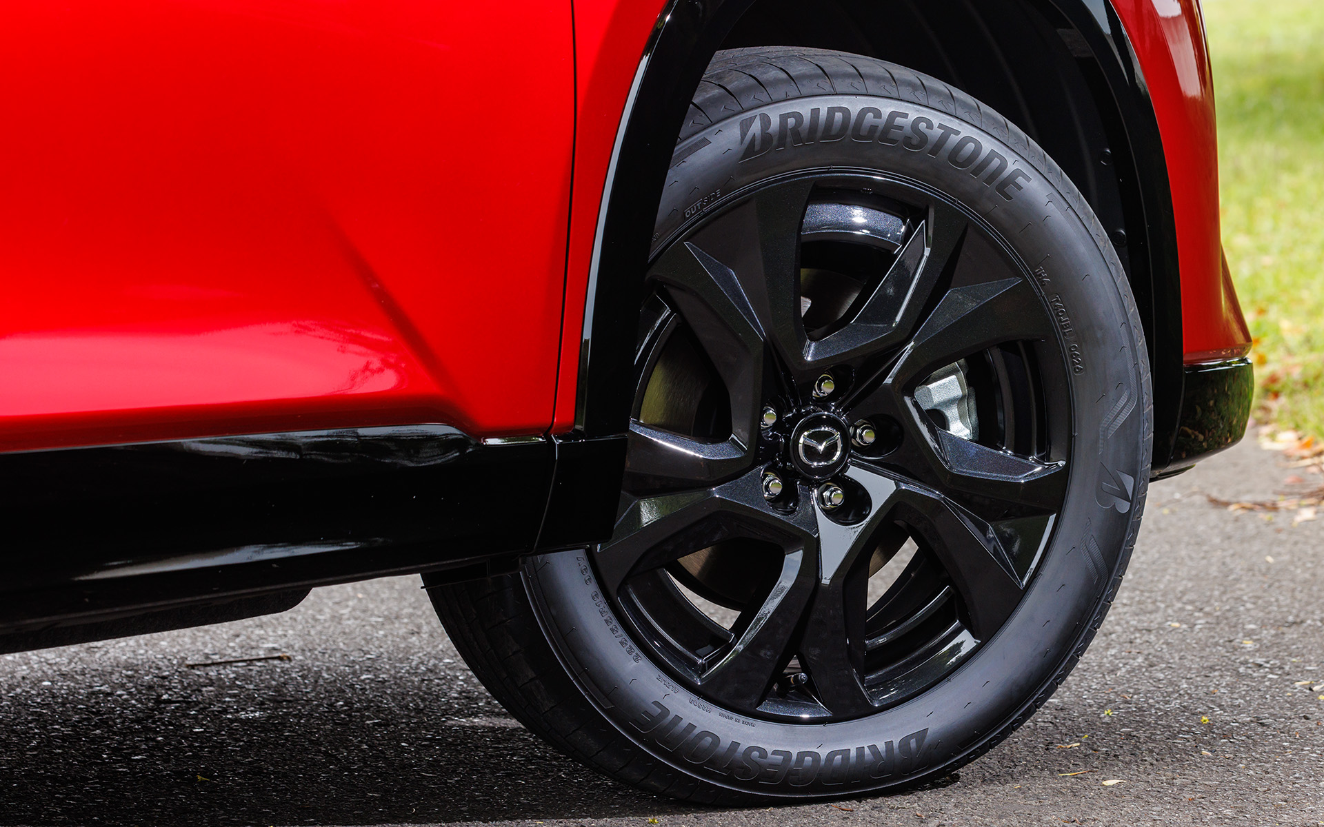 試乗車の装着タイヤはブリヂストンの「アレンザ」で、サイズは225/55R19