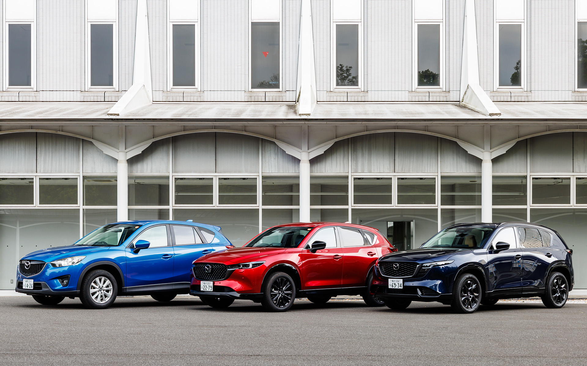 歴代CX-5。ブルーが初代、レッドが2代目、紺色が新型（3代目）。時代とともに洗練され、質感が高められているのがよく分かる