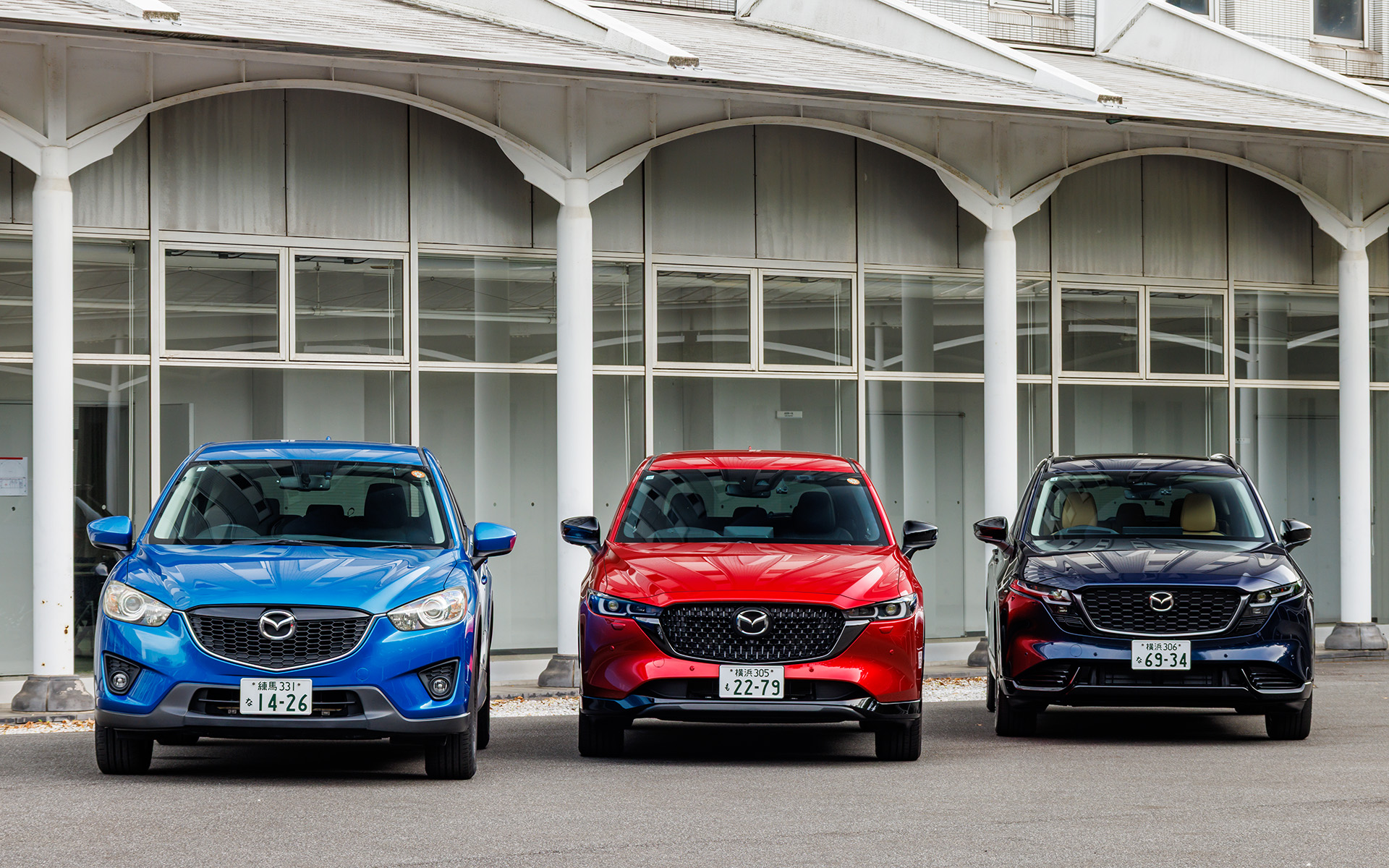 歴代CX-5。ブルーが初代、レッドが2代目、紺色が新型（3代目）。時代とともに洗練され、質感が高められているのがよく分かる