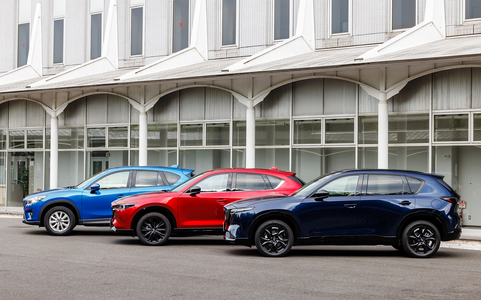 歴代CX-5。ブルーが初代、レッドが2代目、紺色が新型（3代目）。時代とともに洗練され、質感が高められているのがよく分かる