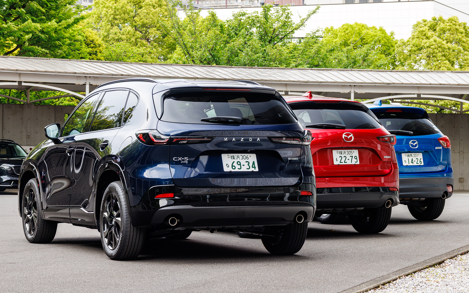 歴代CX-5。ブルーが初代、レッドが2代目、紺色が新型（3代目）。時代とともに洗練され、質感が高められているのがよく分かる