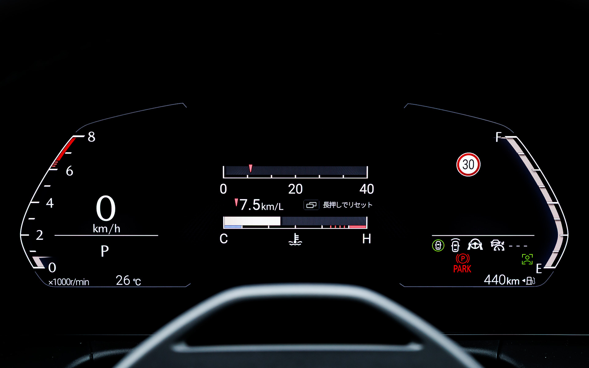 運転席のメーターでは燃費や走行モードも確認できる。最新の先進安全技術は、運転時にドライバーがアクセルペダルを離したときに減速をアシストする「プロアクティブ・ドライビング・アシスト」を初採用した