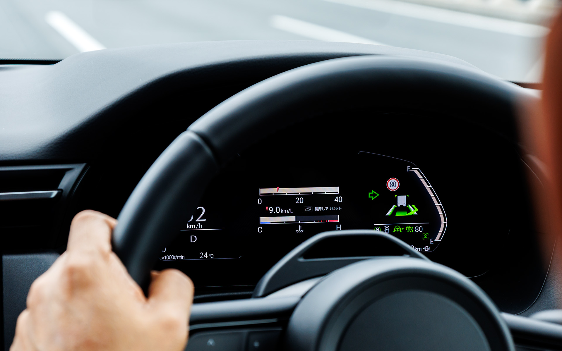 高速道路でのACC使用時はウインカーレバーでレーンチェンジをサポートする