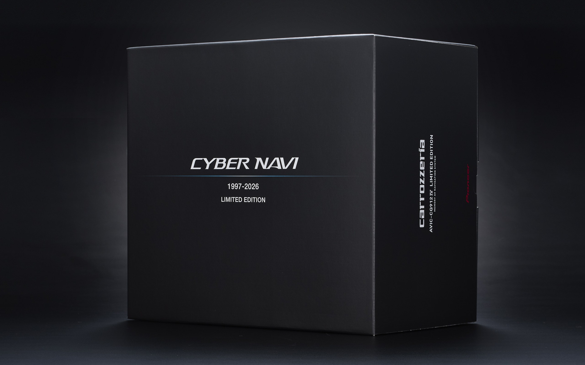 ブラックを基調にサイバーナビをイメージさせるブルーラインを配した限定仕様の個装箱を用意