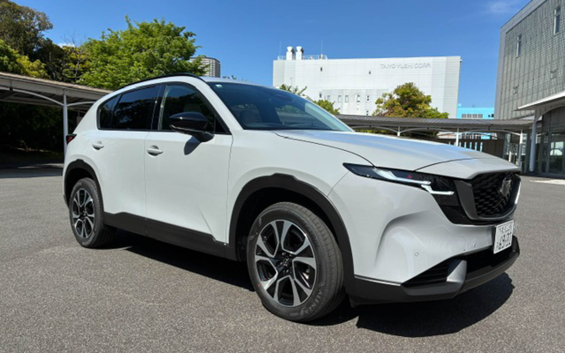 新型CX-5は兄貴分のラージプラットフォーム群の流れを汲んだ伸びやかなデザイン