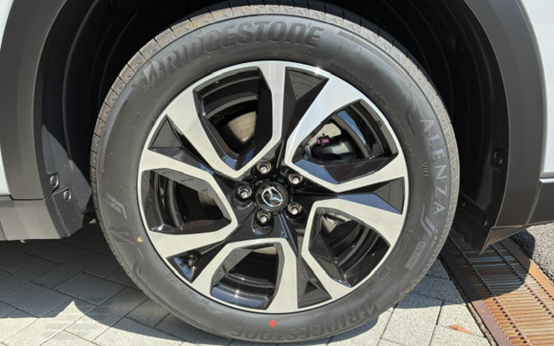 装着タイヤはブリヂストン・アレンザ。サイズは225/55R19と大径。新工法ENLITENを採用