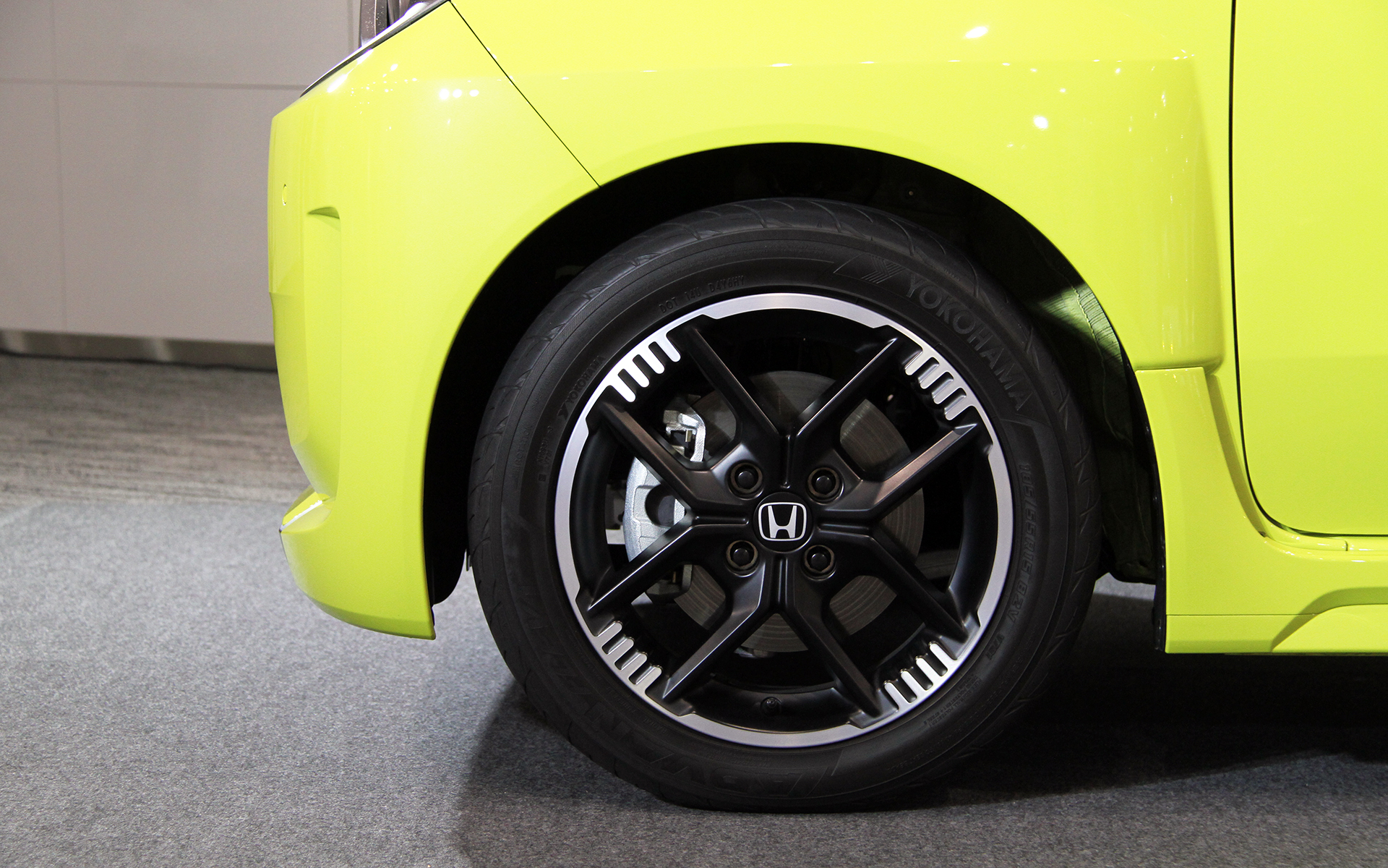 タイヤは横浜ゴム「ADVAN FLEVA」を履き、サイズは185/55R15