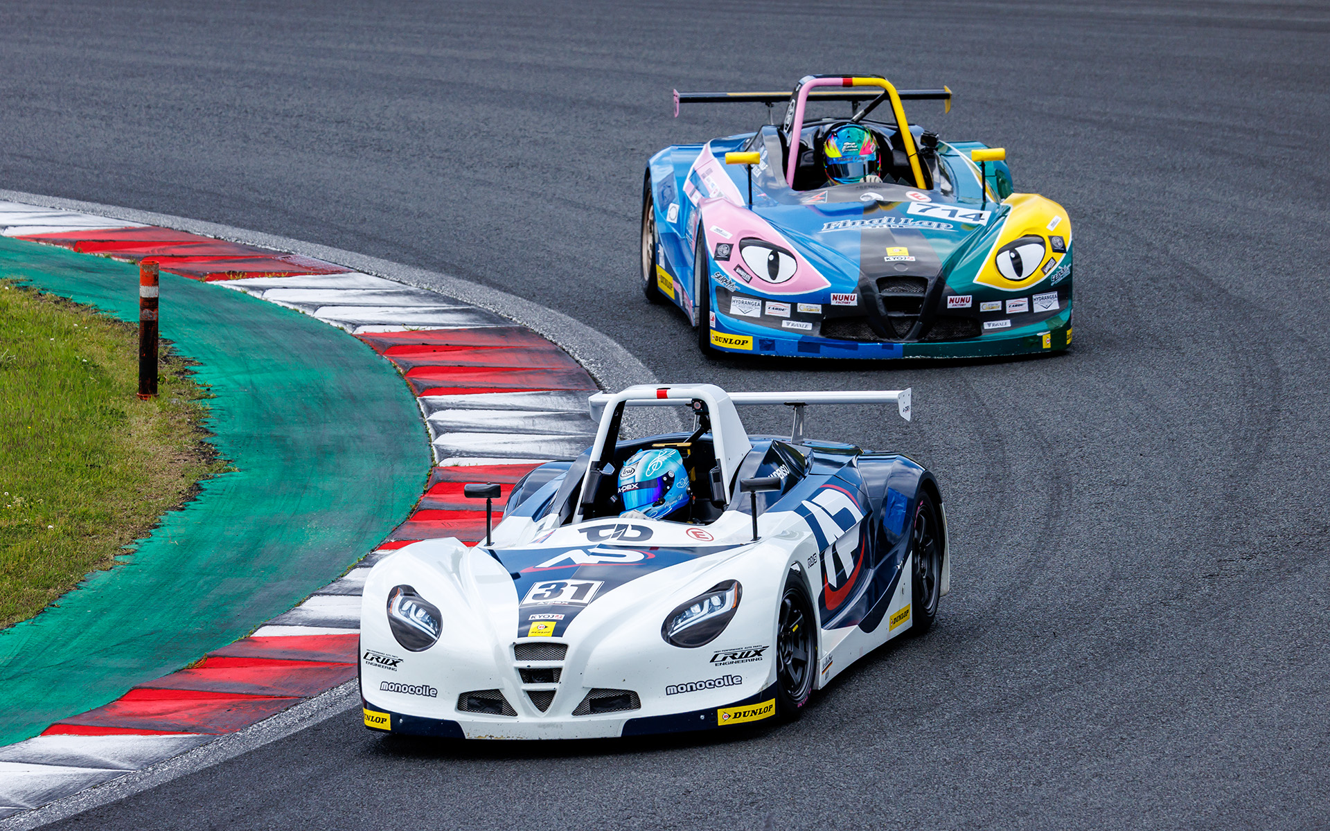 予選1位の31号車 A-PEX☆VITA 永井歩夢選手、続いて予選2位の714号車 FinalLapRacing 金本きれい選手がしっかりと先陣をキープ
