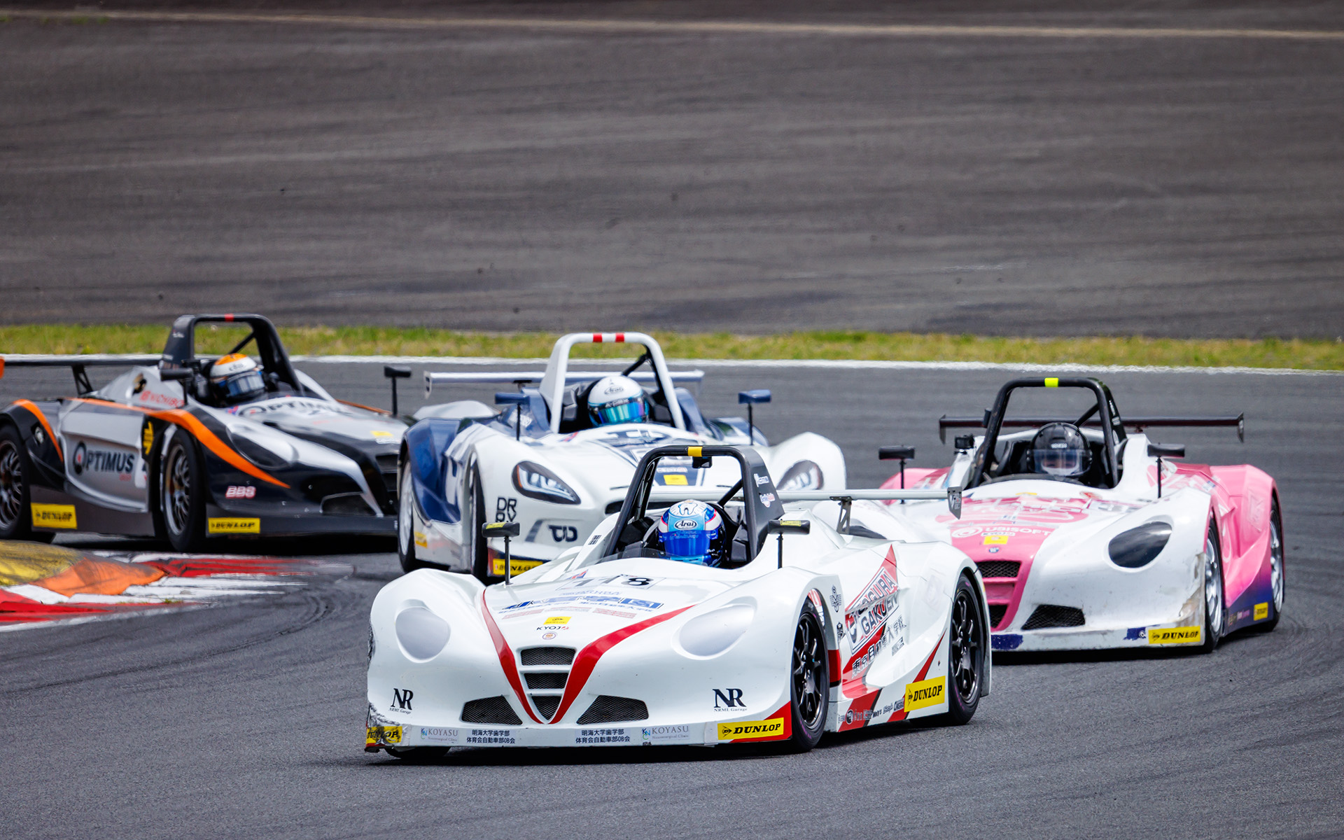 序盤でスピンした118号車 小倉学園VITA 及川紗利亜選手が猛追してきて4台での攻防に