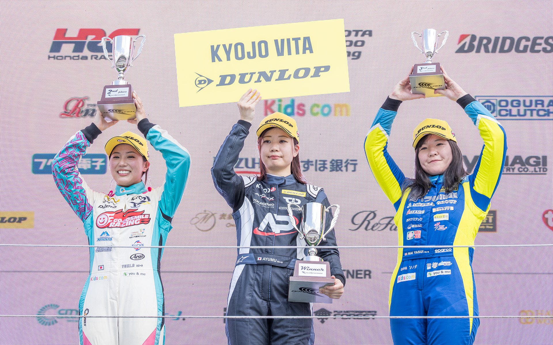 左から2位 岡本悠希選手、優勝 永井步夢選手、3位 保井舞選手