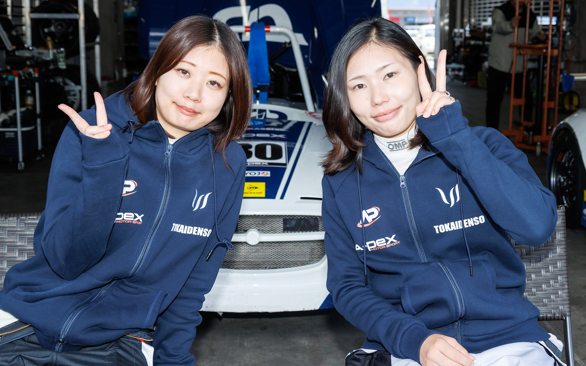 31号車 A-PEX☆VITAのドライバー永井歩夢選手（左）、30号車 A-PEX☆TOKAI DENSO☆VITAのドライバー前田琴未選手（右）