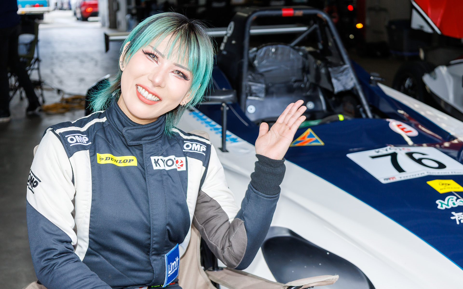 76号車 ELEVレーシングドリームOSスハラVITAのドライバーうみにゃん選手