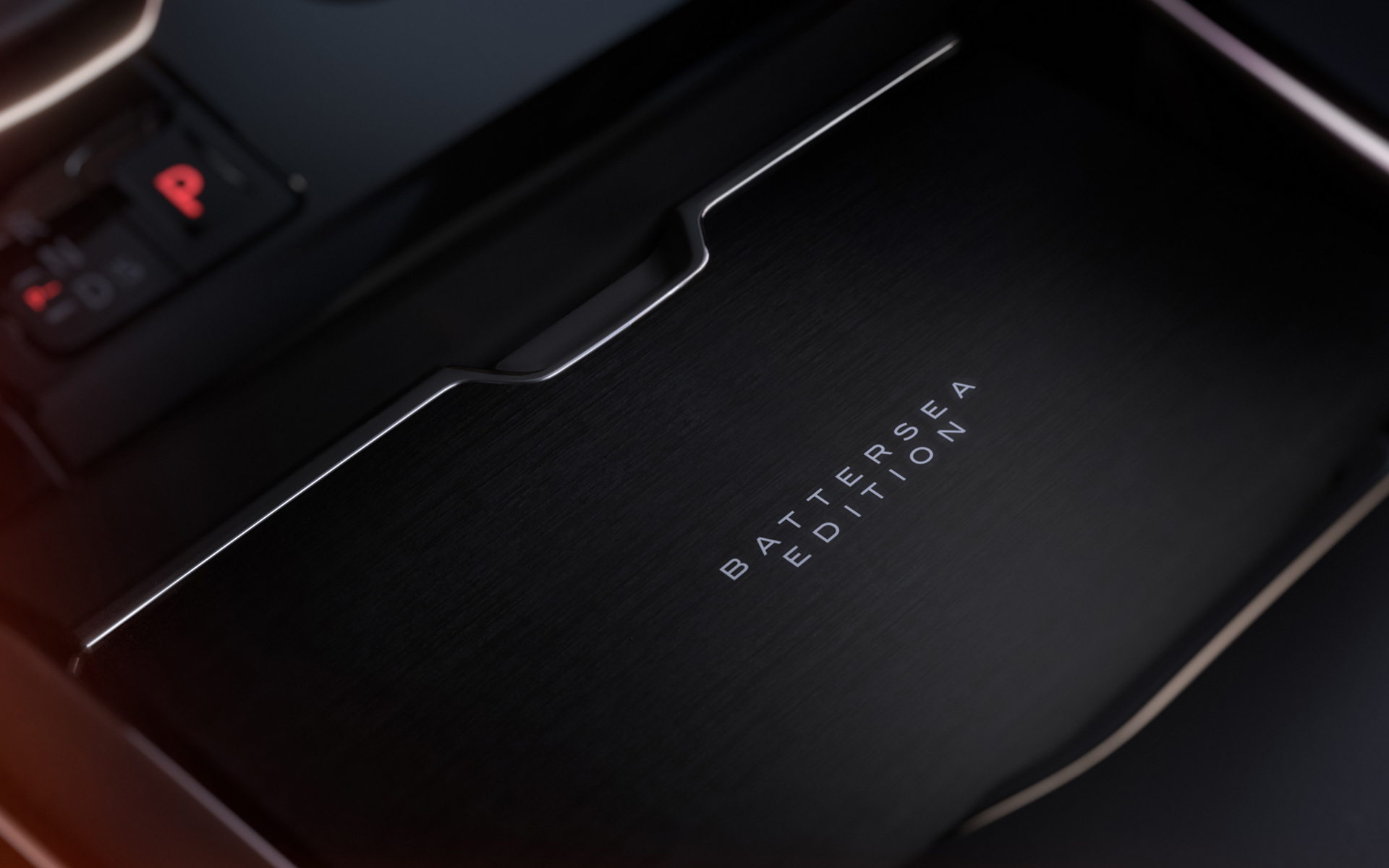 センターコンソールやトレッドプレートに「バタシーエディション」の文字が刻まれる