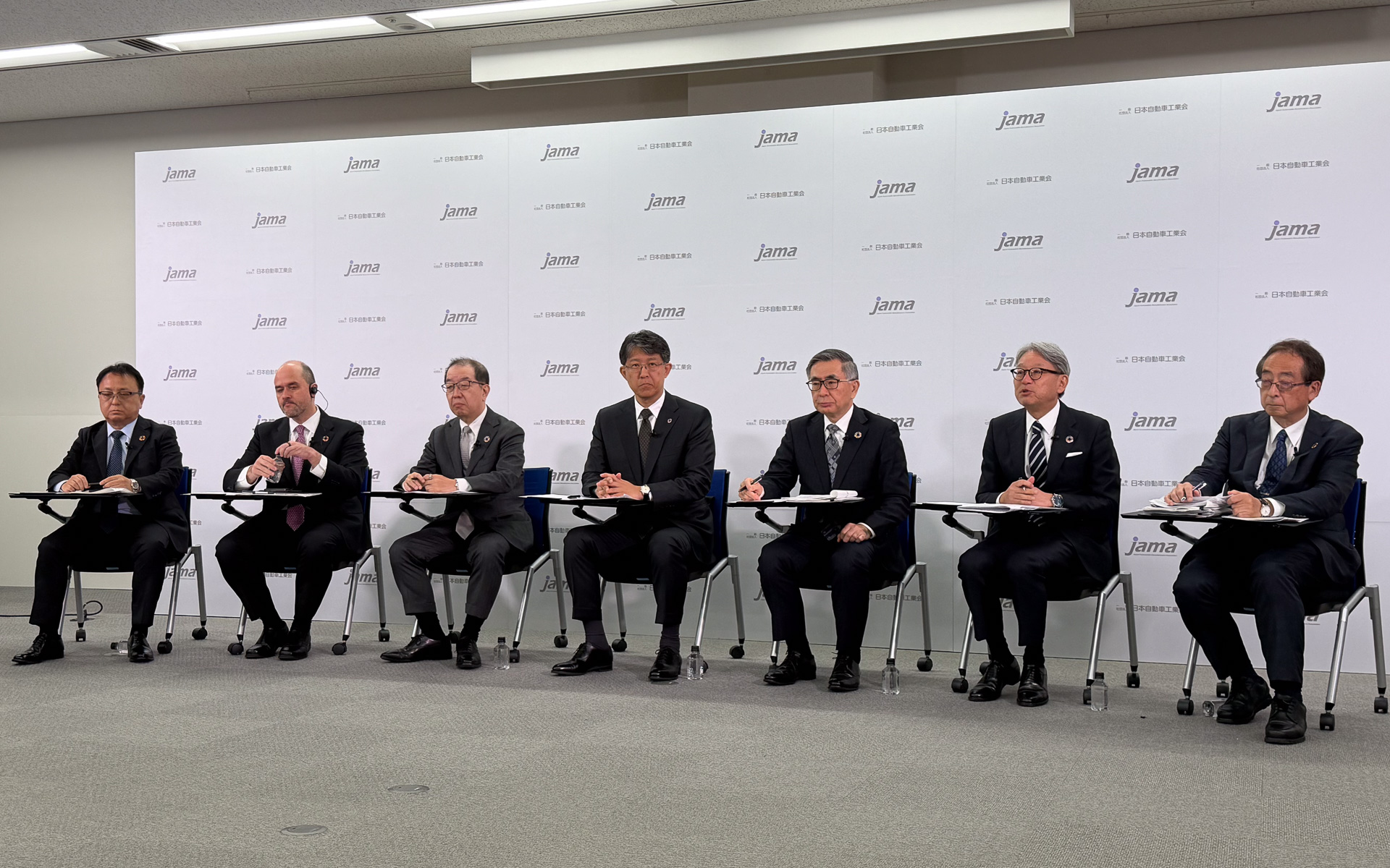 会長、副会長が出席して定例会見