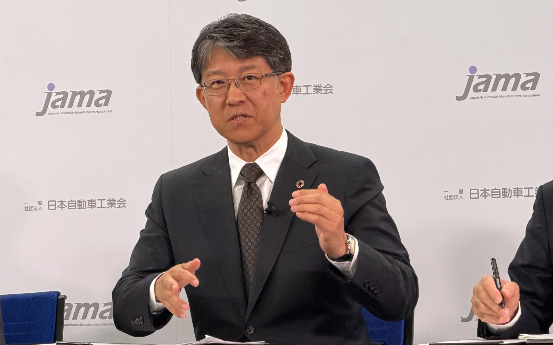 定例会見を行なう日本自動車工業会 佐藤恒治会長