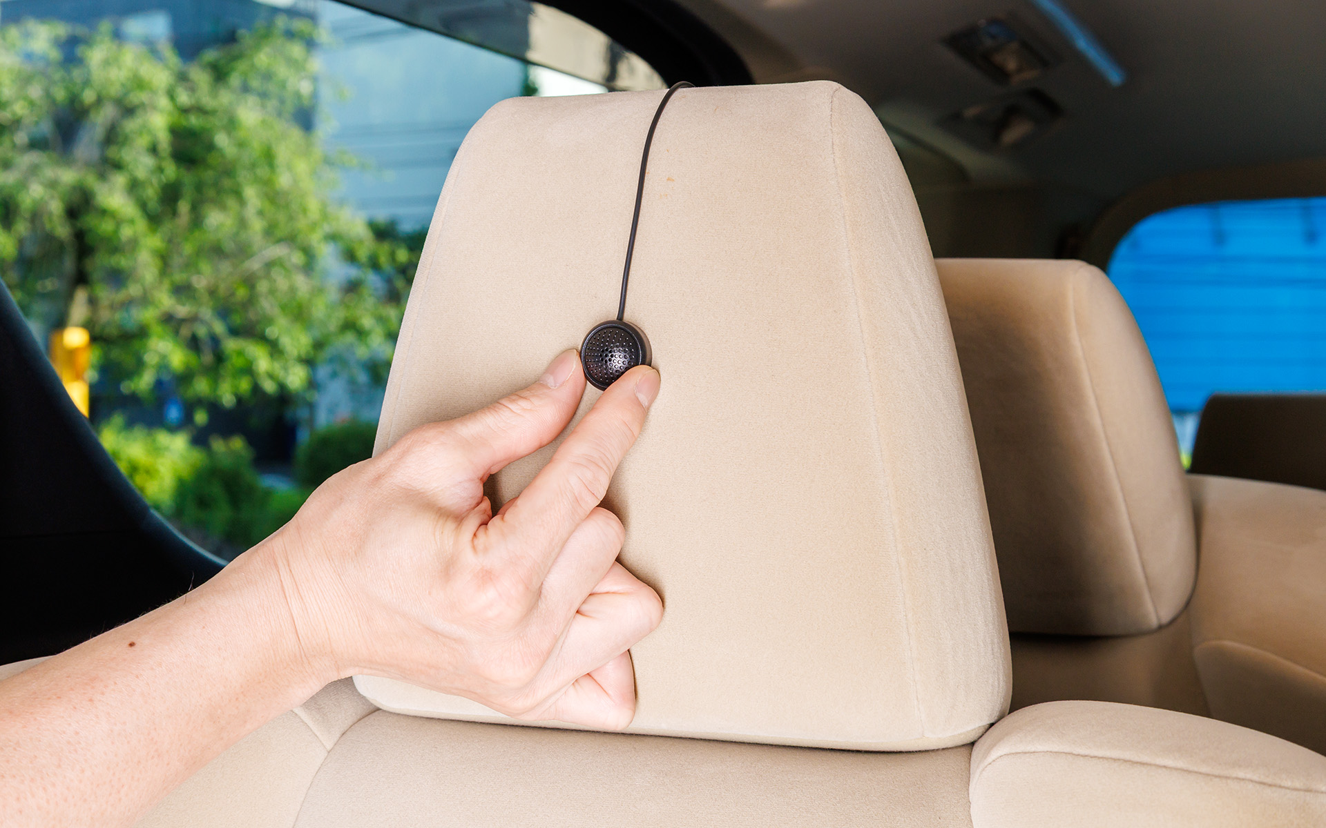 付属のマイクを運転席のヘッドレストにセットして初期設定する