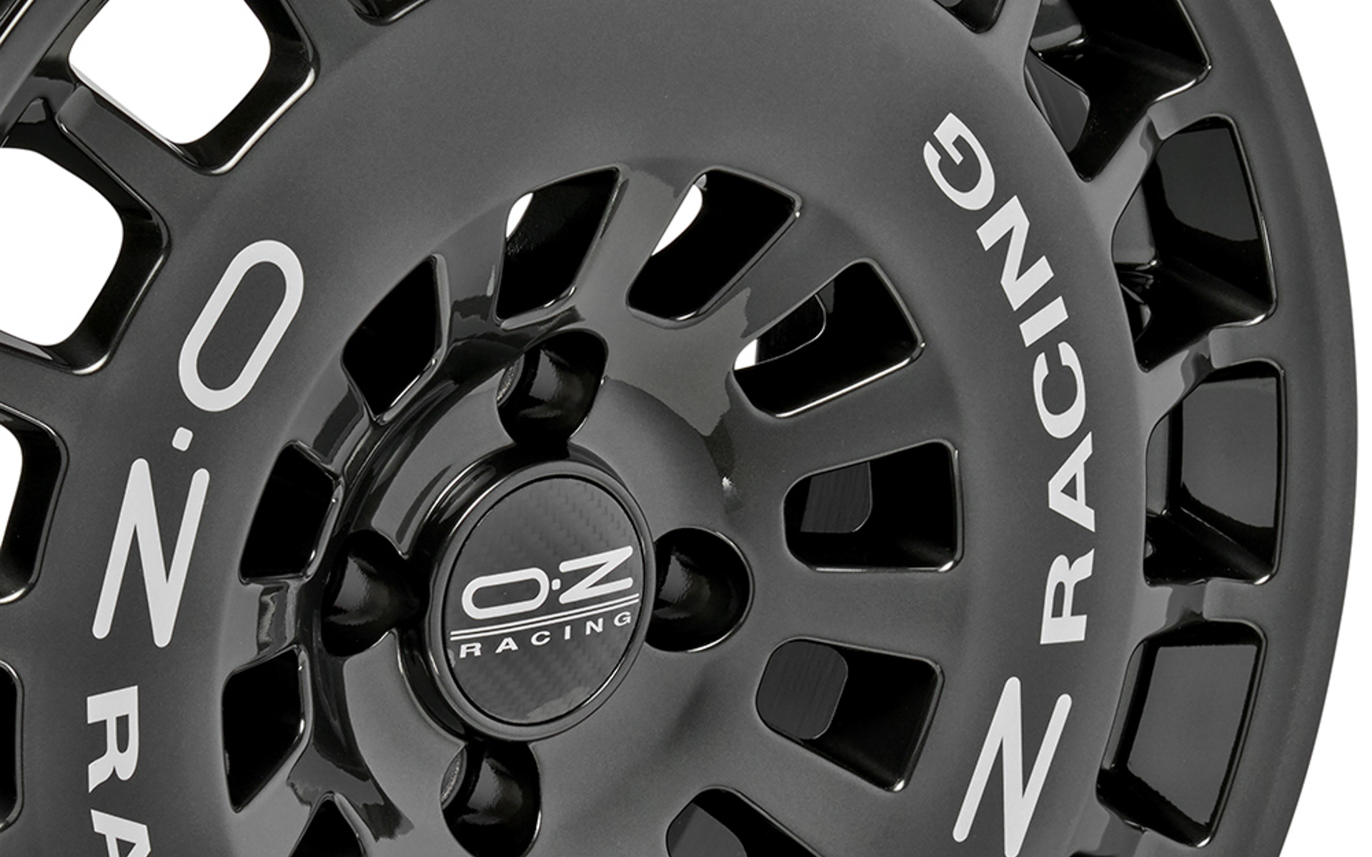 センター部分には往年のRally Racingと同じく「OZ Racing」の文字を大きくあしらう。裏面も削れる部分はしっかりと削っている