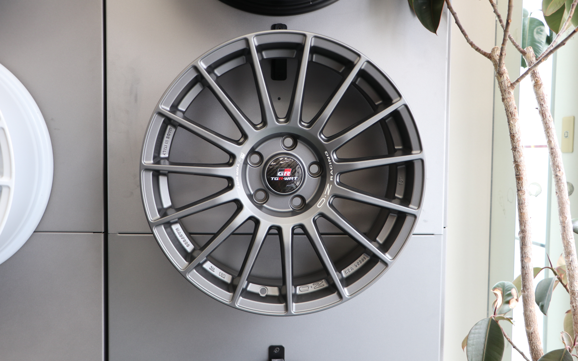 <a href="https://www.ozracing.com/jp/wheels/oz-racing/sport/superturismo-TGR-WRT" class="n" target="_blank">Superturismo TGR-WRT</a>