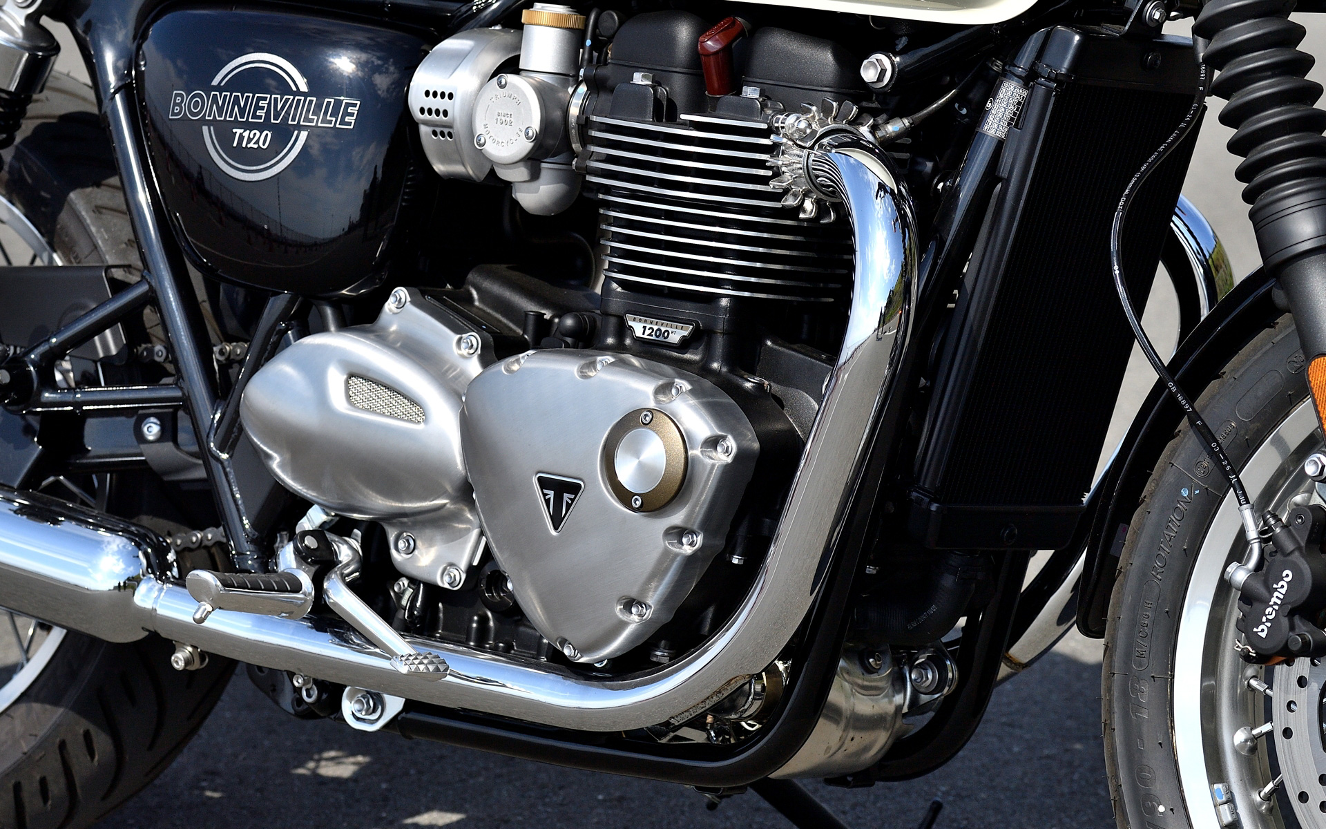 水冷4ストローク並列2気筒SOHC 1200ccエンジンを搭載