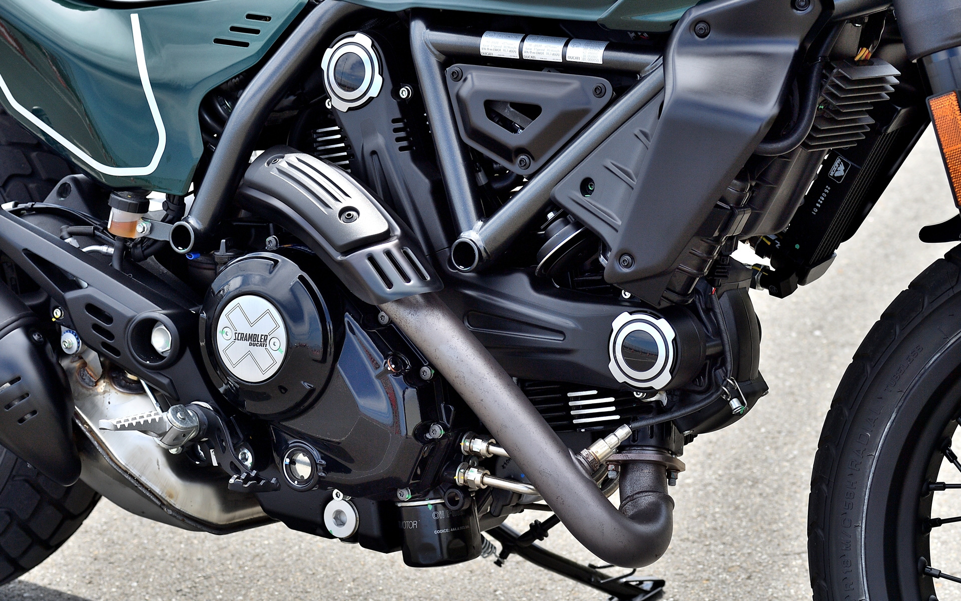 メカニズムが車両中央にギュッと凝縮して、ひとまわり小さいバイクのような印象を与える