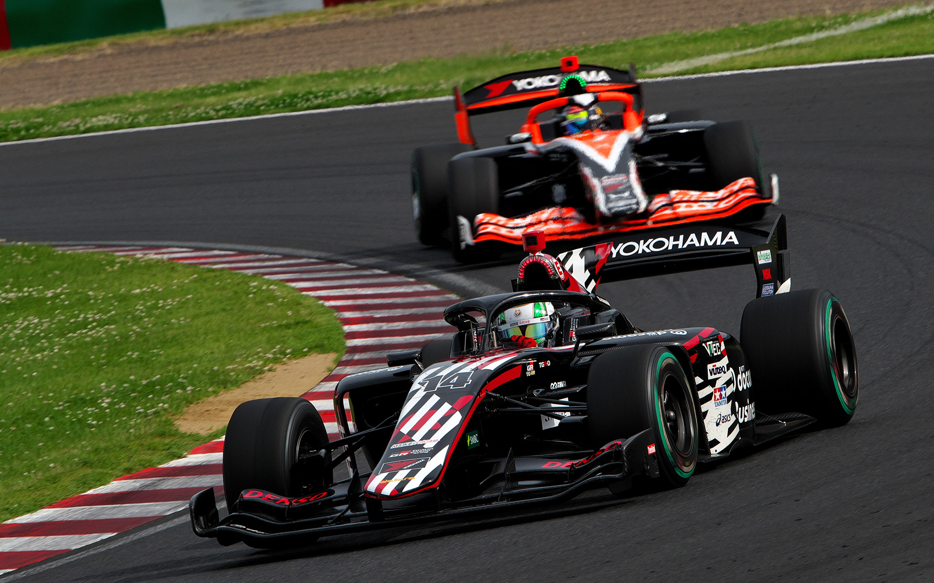 14号車 NTT docomo Business ROOKIEの福住仁嶺選手、1号車 TEAM MUGEN AUTOBACSの岩佐歩夢選手、6号車 DOCOMO TEAM DANDELION RACING 太田格之進選手の間で繰り広げられたスーパーフォーミュラの戦い