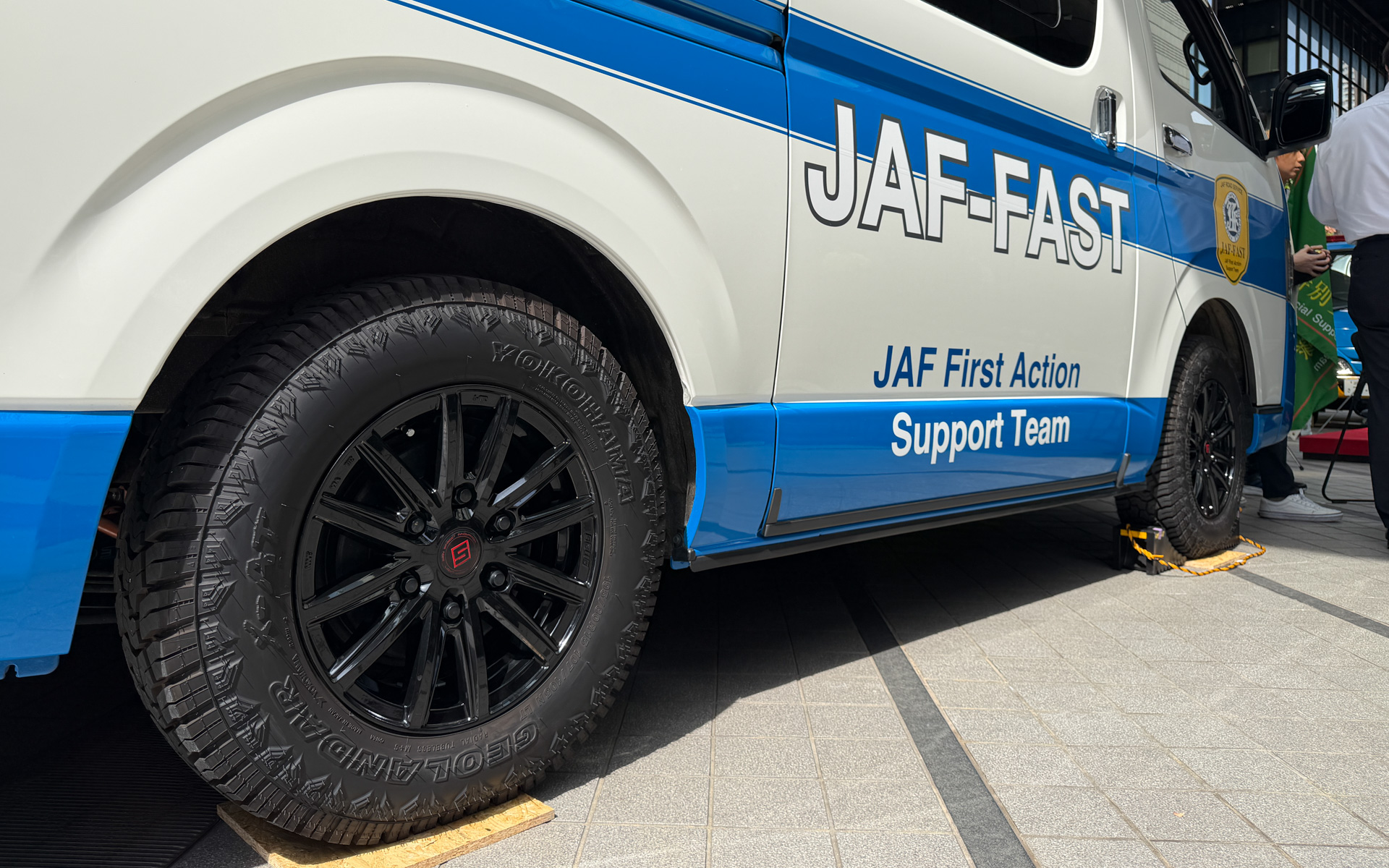 悪路も走破できるタイヤを装着するほか、「自己完結型」の装備を積載するJAF-FAST専用の災害支援車