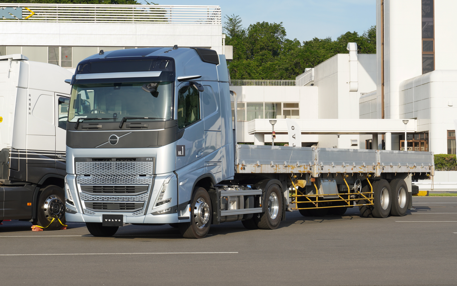 ボルボ「FH」2026年モデルの特徴はサイドミラーがカメラモニターシステムのカメラになっていること