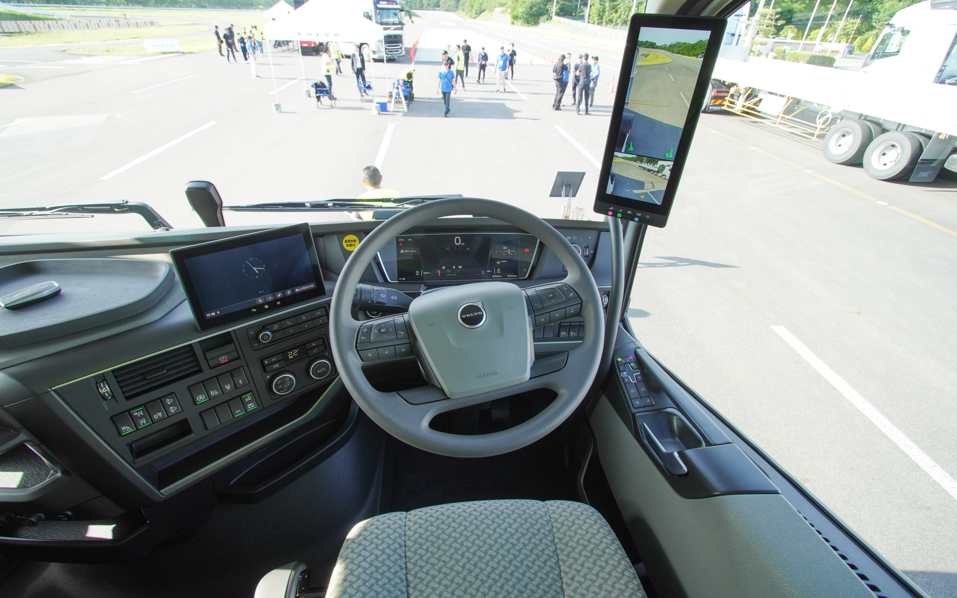 運転席からの視界。Aピラーにミラー状のディスプレイが備わっている