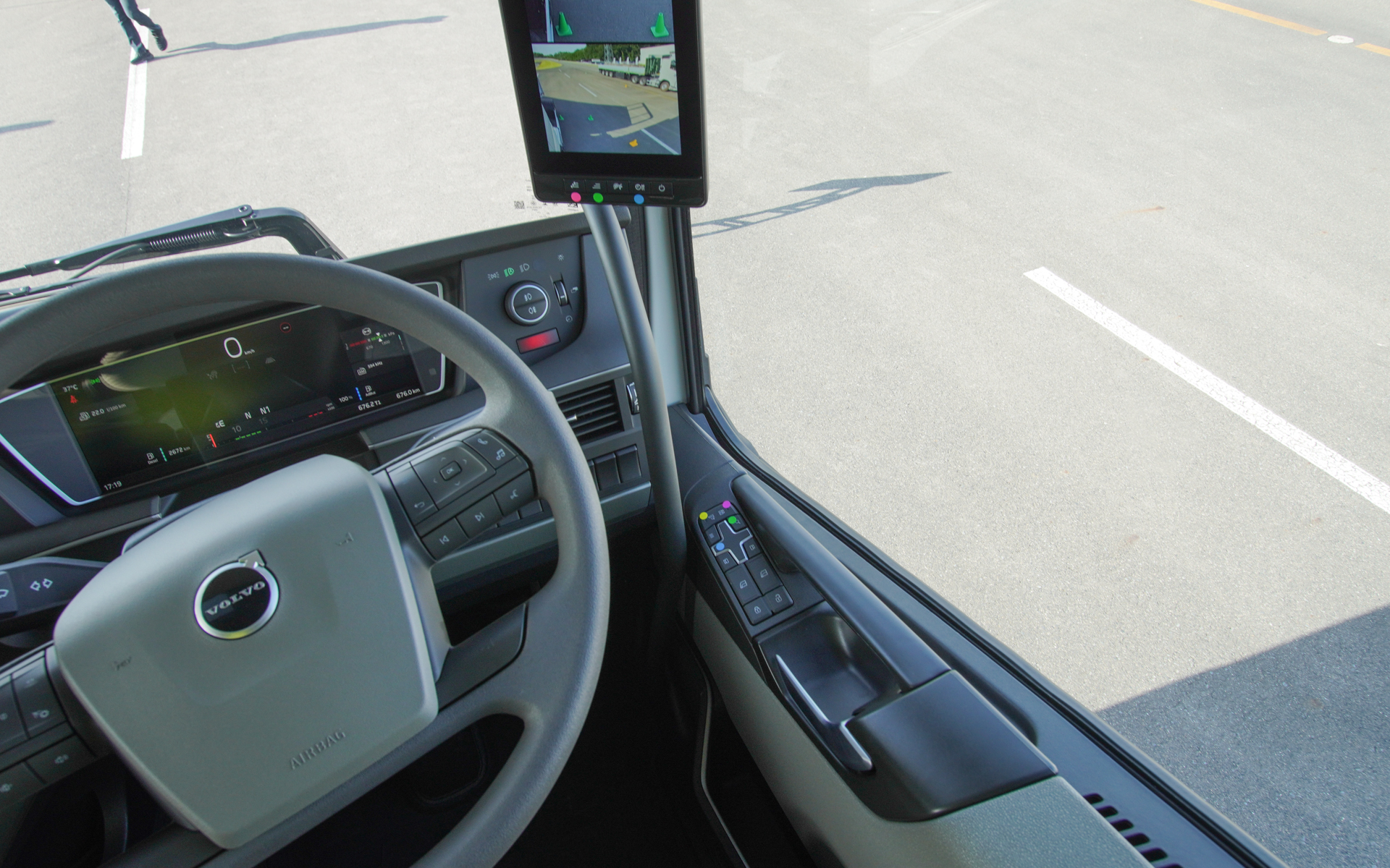 ミラーと運転席。今回の試乗時に分かりやすいようカメラモニターシステムで主に操作するところに2色のシールを付けている。いずれも操作しやすい場所にある