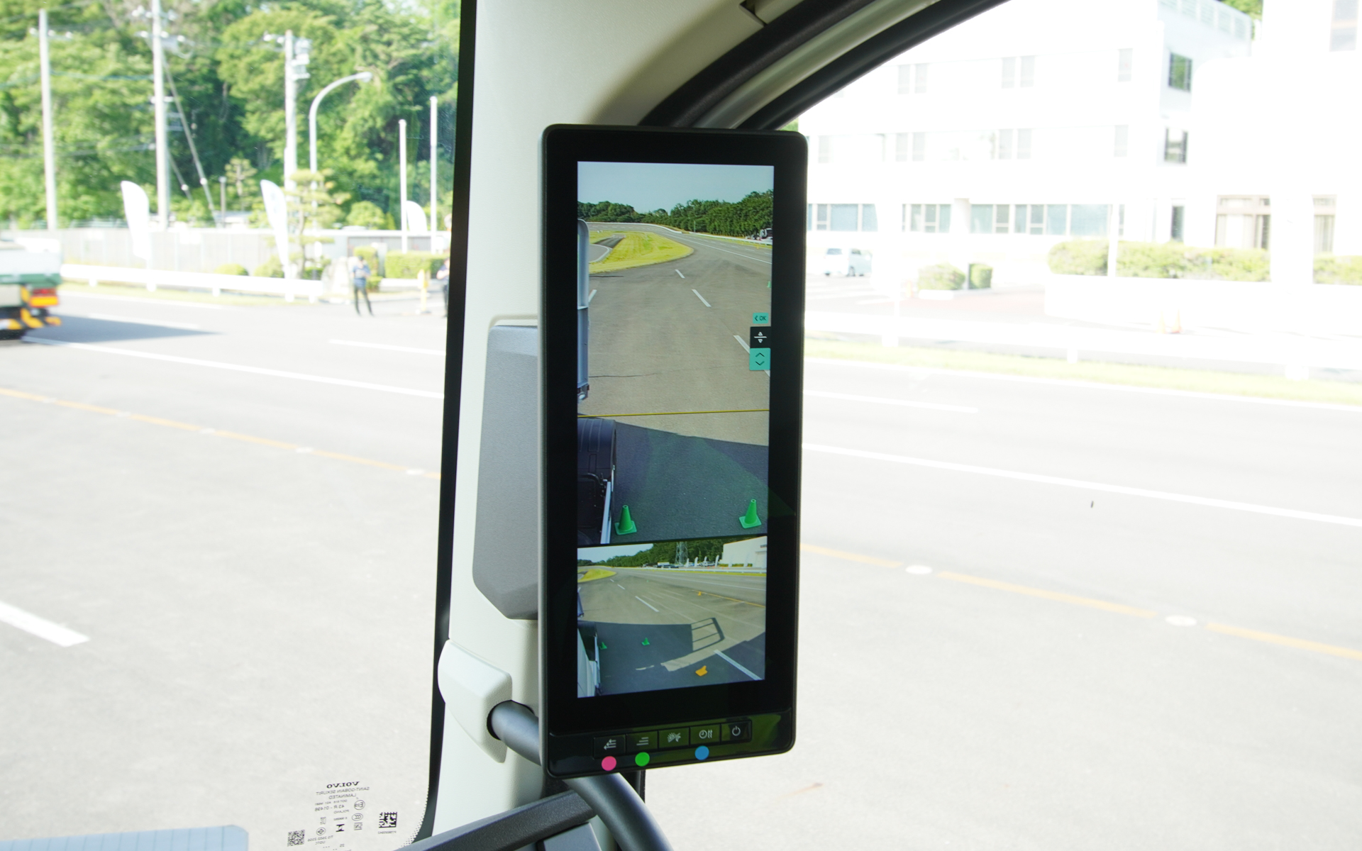 右のカメラ映像。広い範囲と両方が同時表示され、従来の2枚ミラーに近い