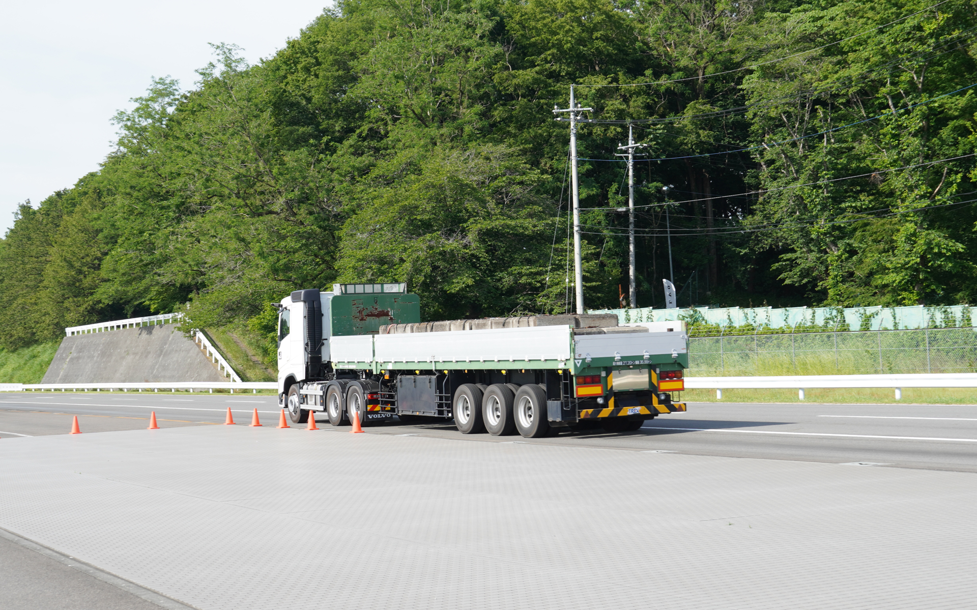 テストコースを周回するボルボFH