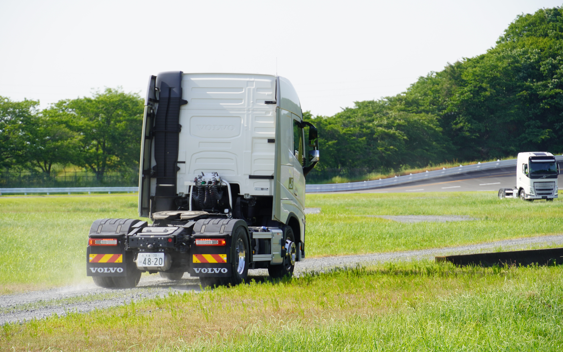 2025年モデルで轍のある未舗装路を走行中。ボルボ・ダイナミックステアリングによってスムーズに走行できた