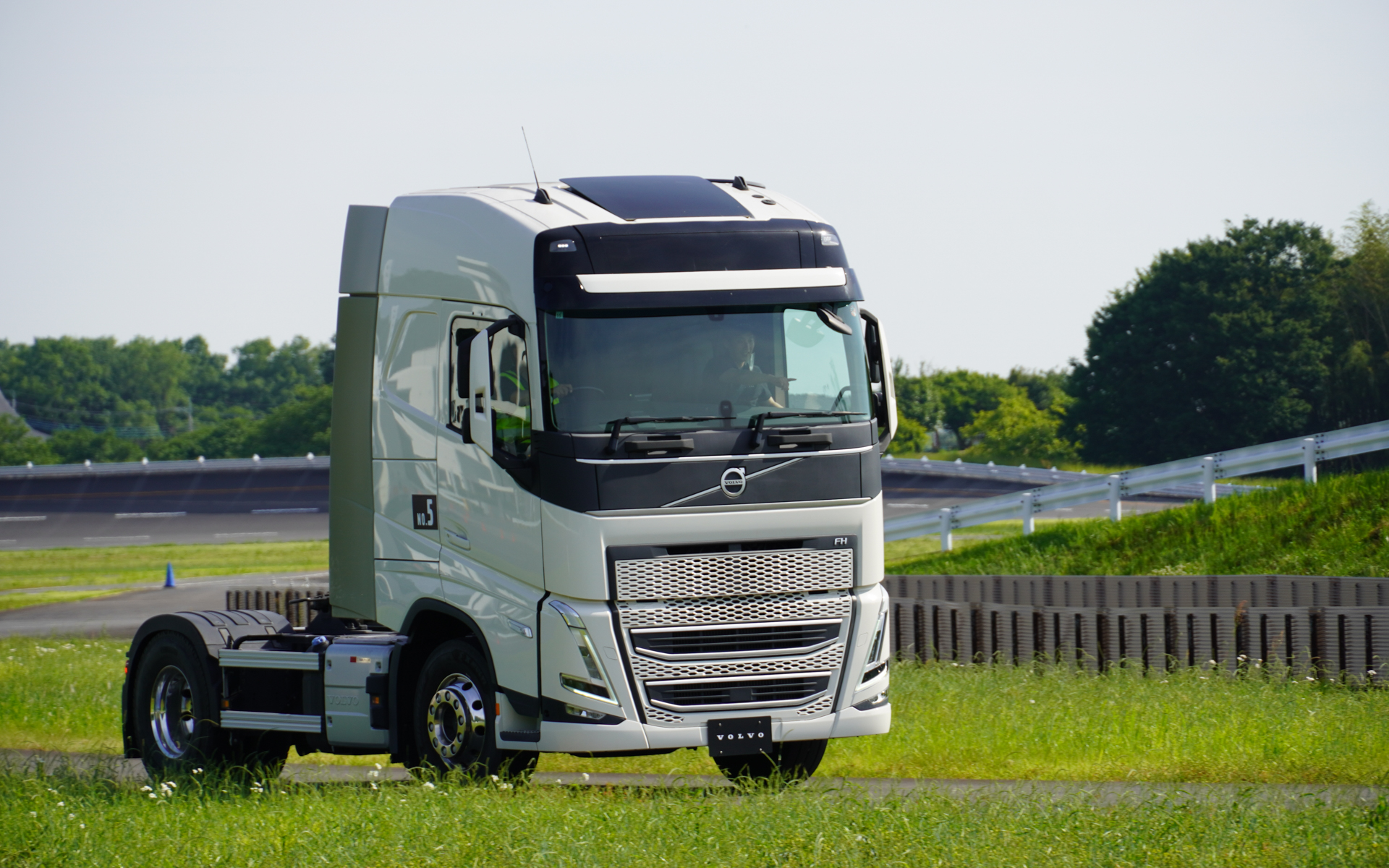 2025年モデルで轍のある未舗装路を走行中。ボルボ・ダイナミックステアリングによってスムーズに走行できた