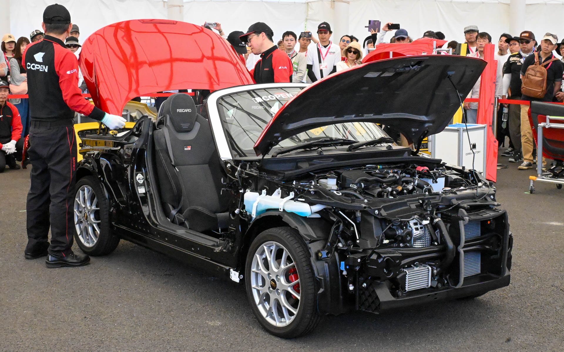 赤いコペンの外板が黄色にチェンジ！　今回のイベントではコペンファクトリーのスタッフによるデモンストレーションとなったが、ドレスフォーメーションは全国の販売店でできる作業となる