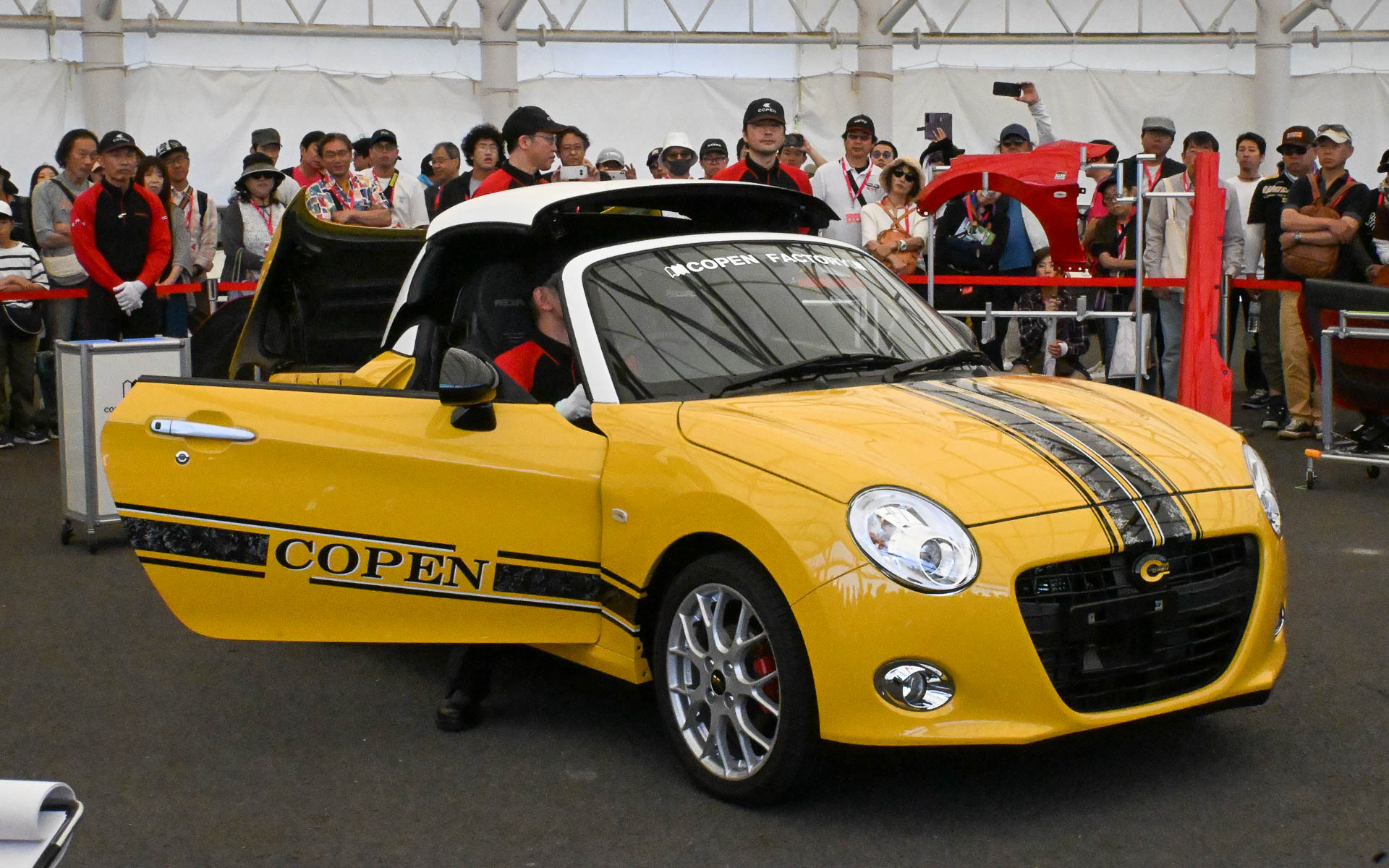 赤いコペンの外板が黄色にチェンジ！　今回のイベントではコペンファクトリーのスタッフによるデモンストレーションとなったが、ドレスフォーメーションは全国の販売店でできる作業となる