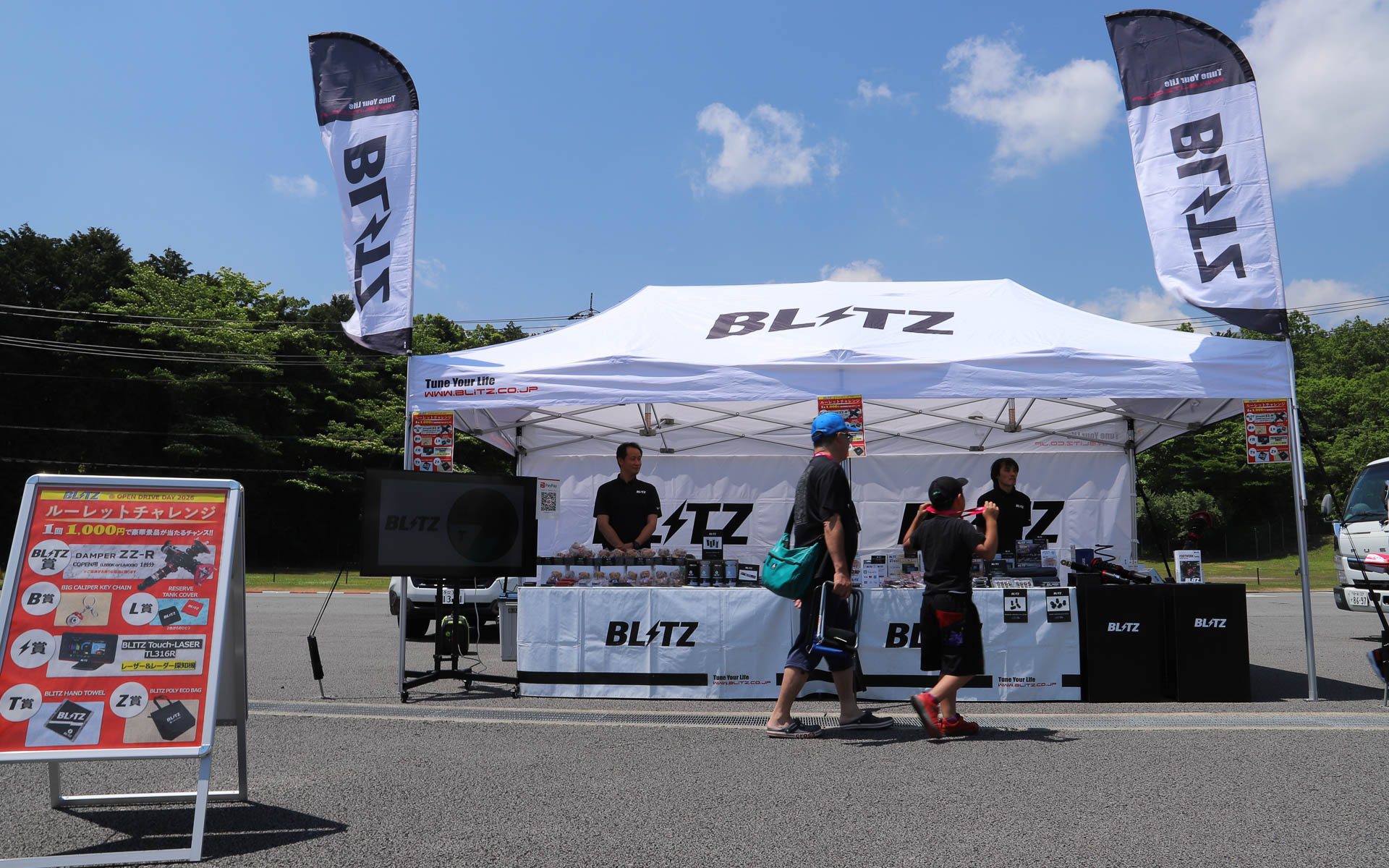 BLITZブースではサスペンションやマフラー、インテークエアクリーナー、パワコンなどのアイテムを提案。コペン用のサスペンションが当たるくじも開催していた