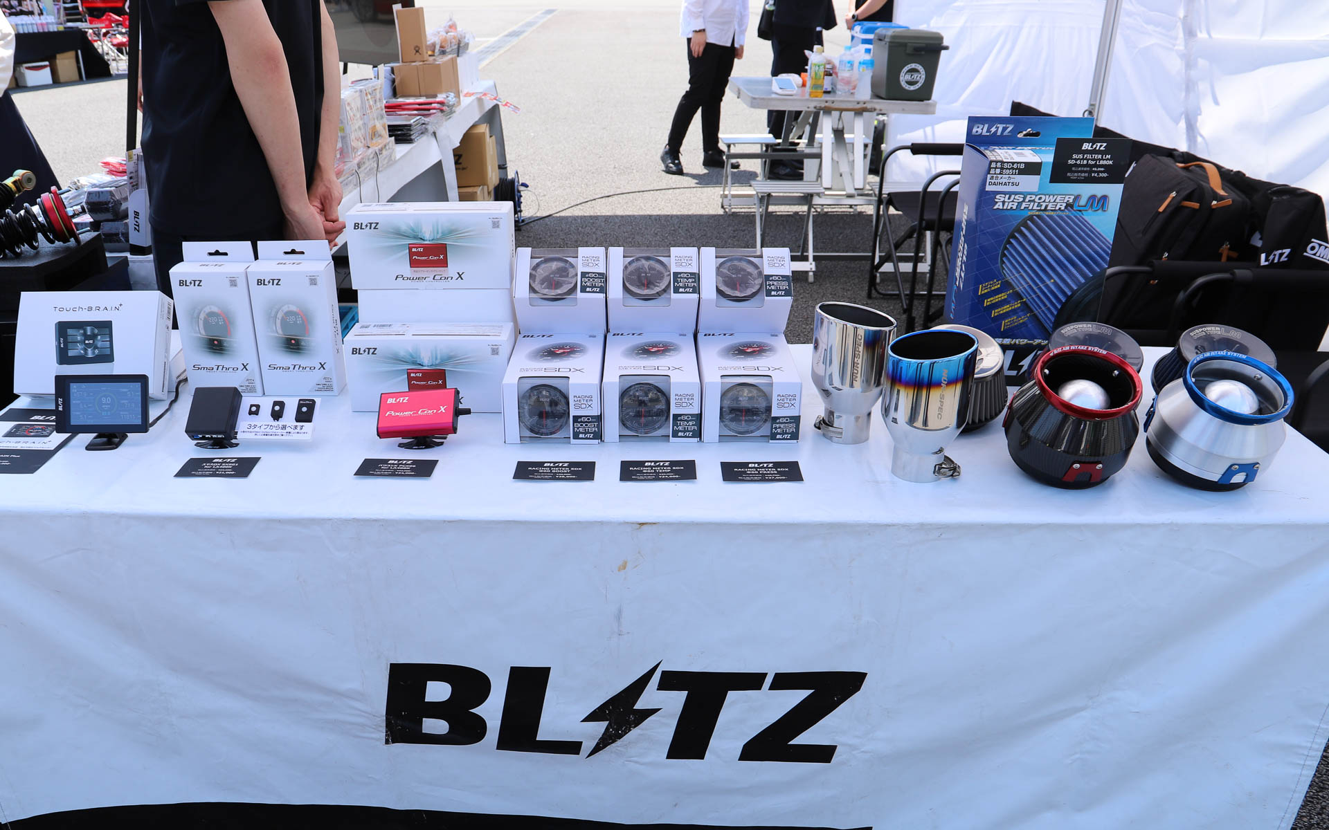 BLITZブースではサスペンションやマフラー、インテークエアクリーナー、パワコンなどのアイテムを提案。コペン用のサスペンションが当たるくじも開催していた