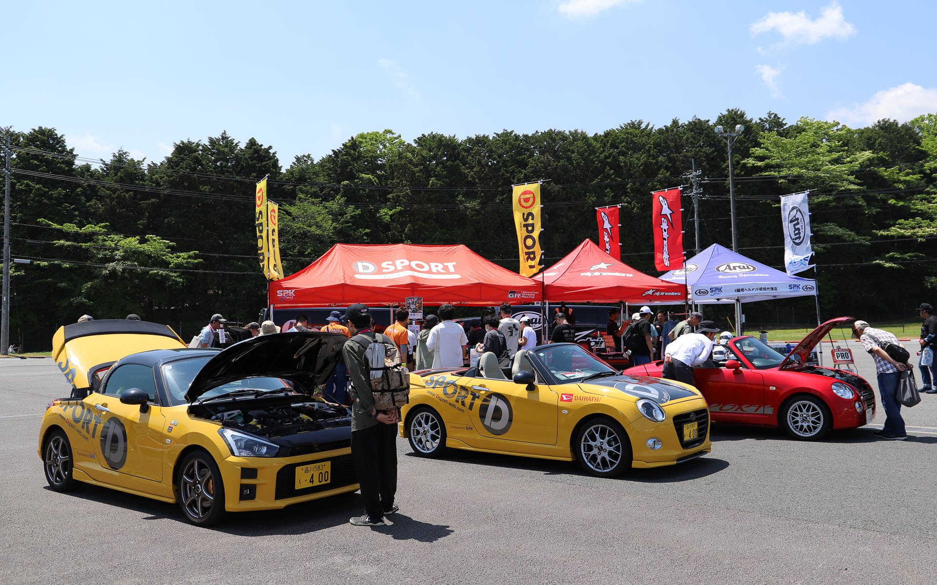 D-SPORTブースは3台の展示車を並べて、D-SPORTのカスタマイズアイテム以外にもアルパインスターズやカービューティープロのアイテムも紹介